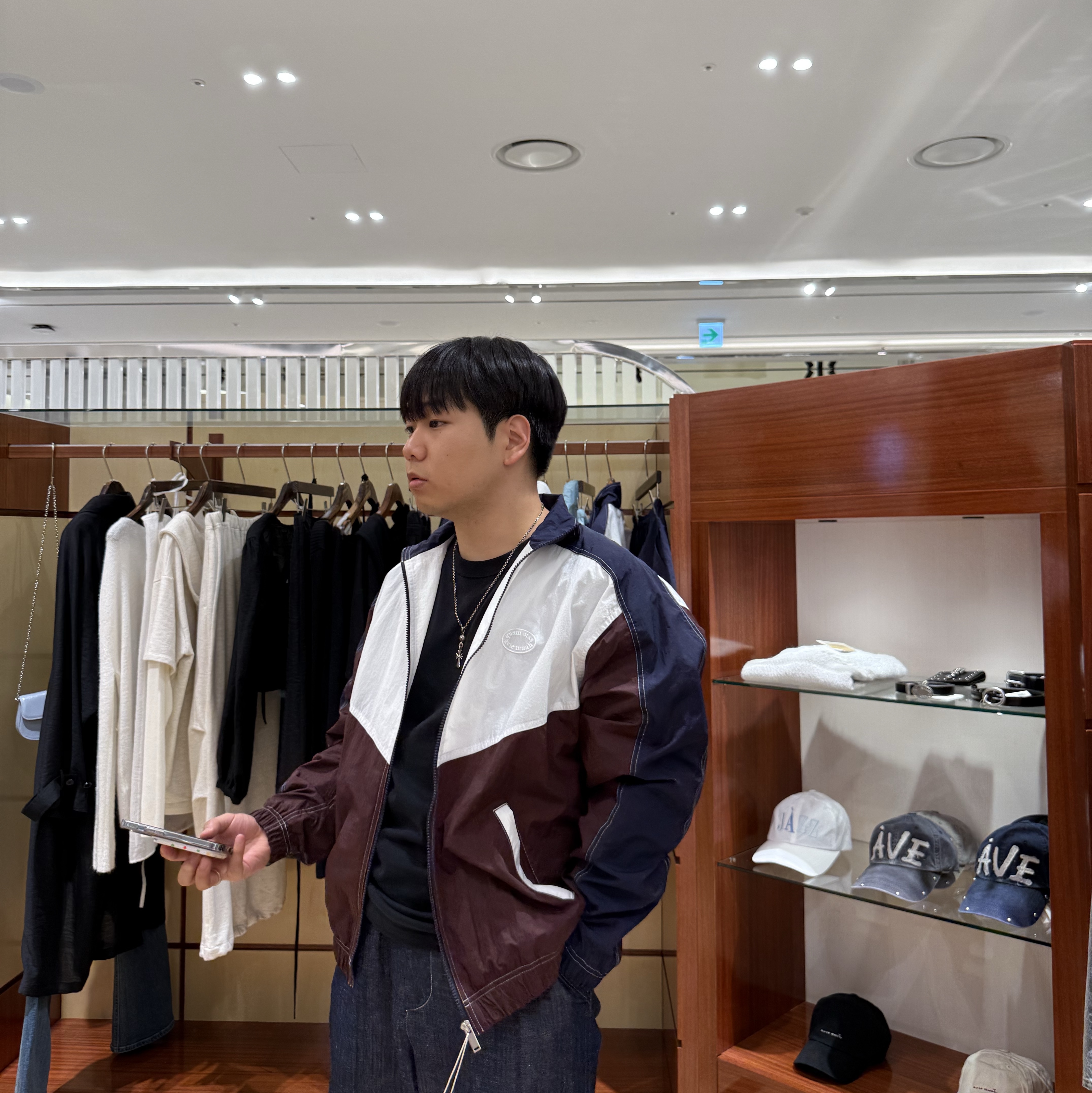 Aviemuah Essential Color Block Windbreaker Jacket Navy Burgundy 착용 스타일