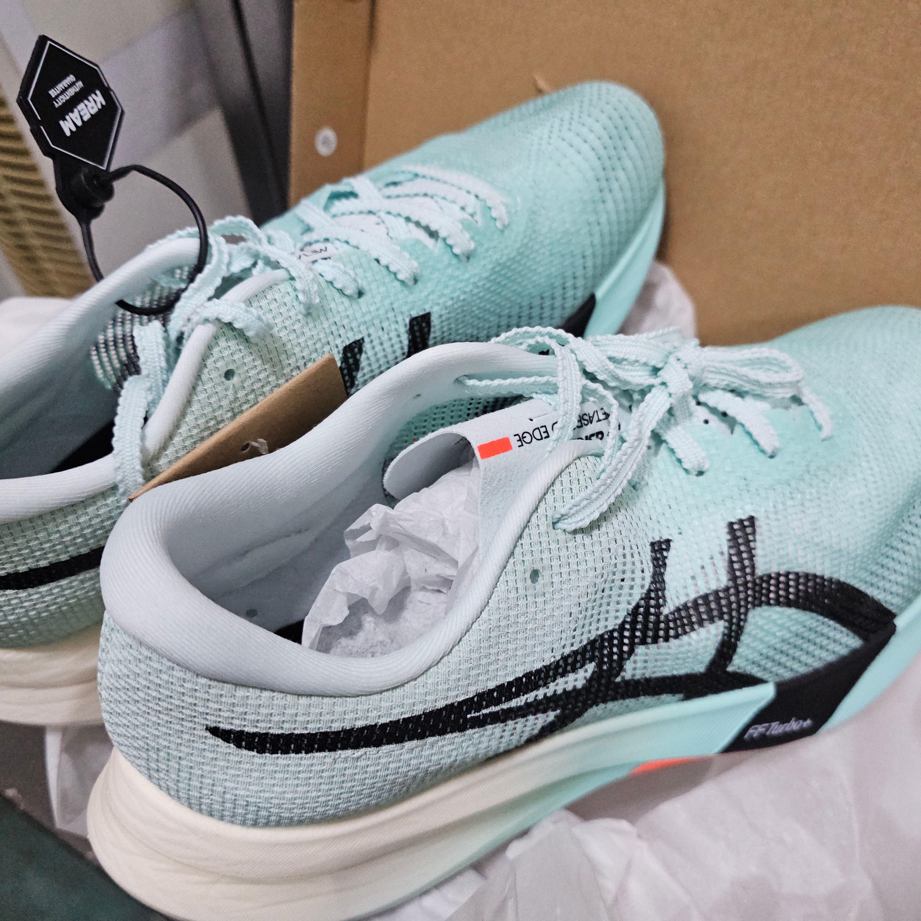 Asics Metaspeed Edge Paris Illuminate Mint Black 착용 스타일 - 2