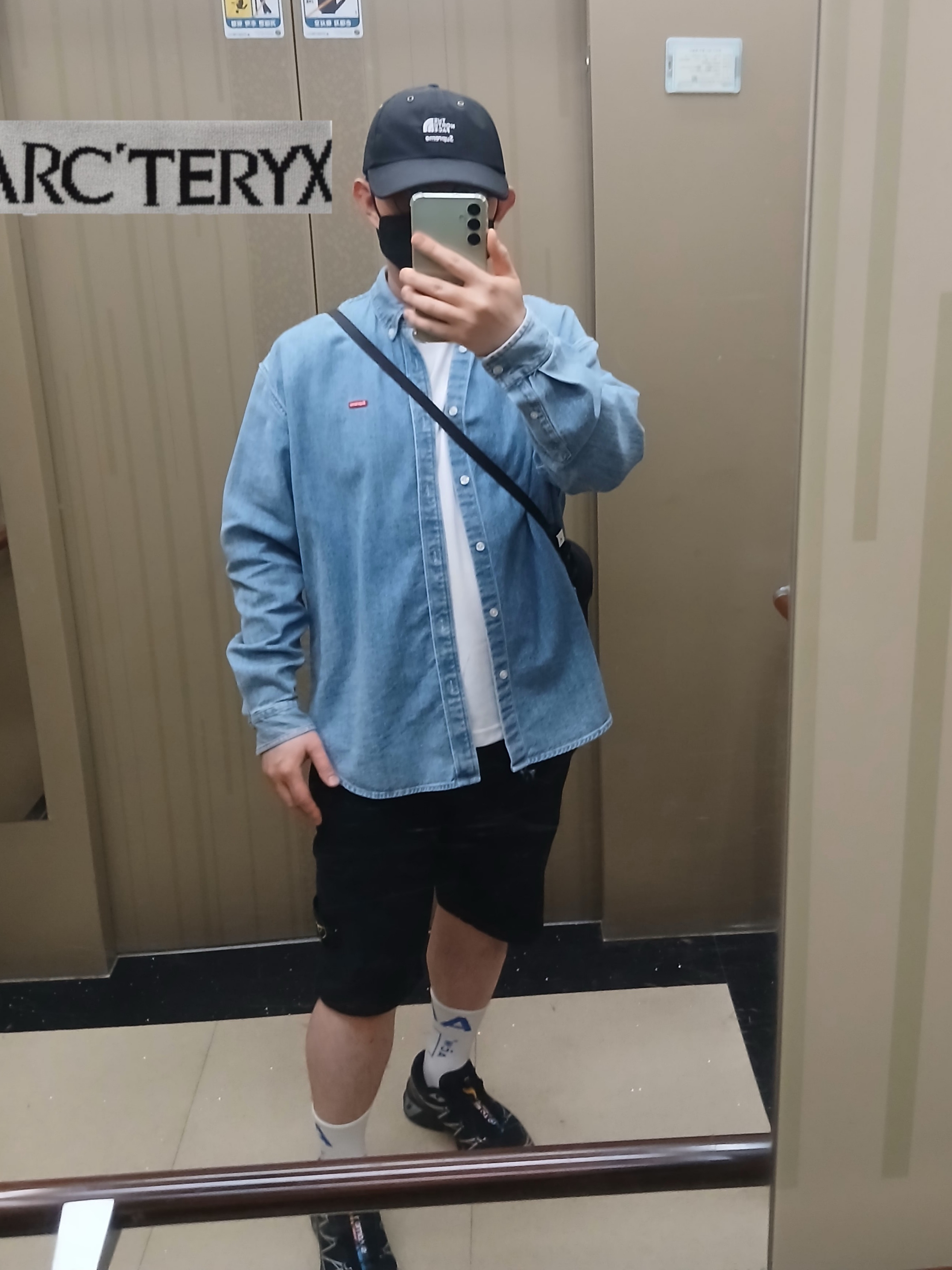 Supreme x The North Face Split 6-Panel Black - 24SS, IAB Studio T-Shirt White Gray 착용 스타일 - 5