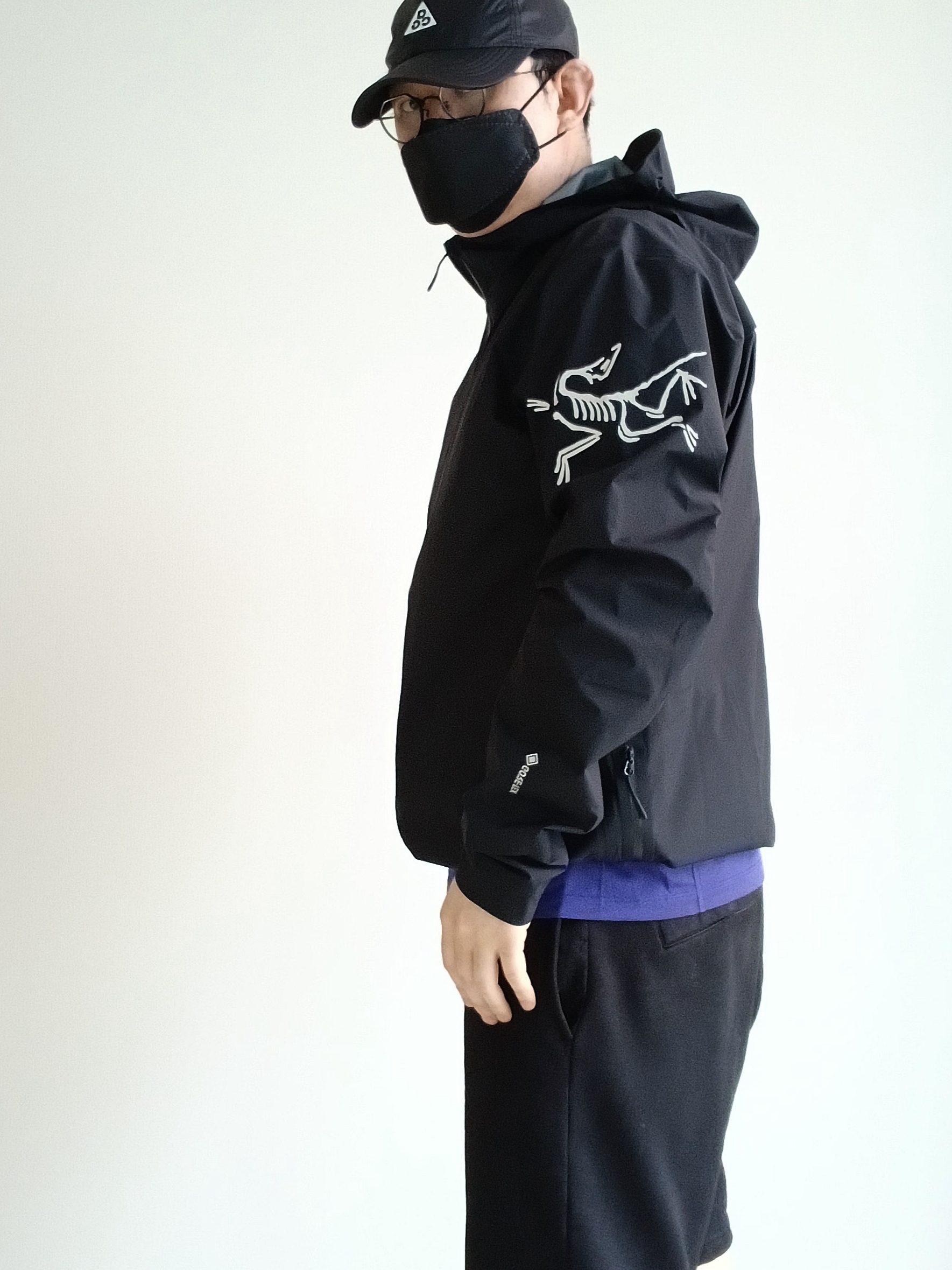 Nike ACG Trail Cap Black, Arc'teryx Norvan Jacket Black 착용 스타일 - 7