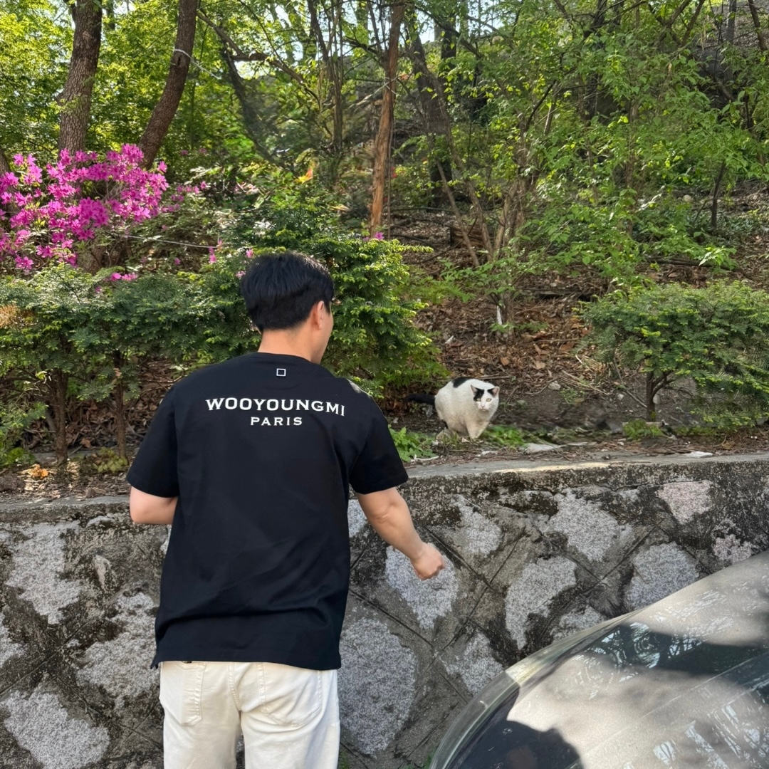 Wooyoungmi Cotton Back Logo T-Shirt Black - 23FW, Nike V2K Run Summit White Metallic Silver 착용 스타일 - 1