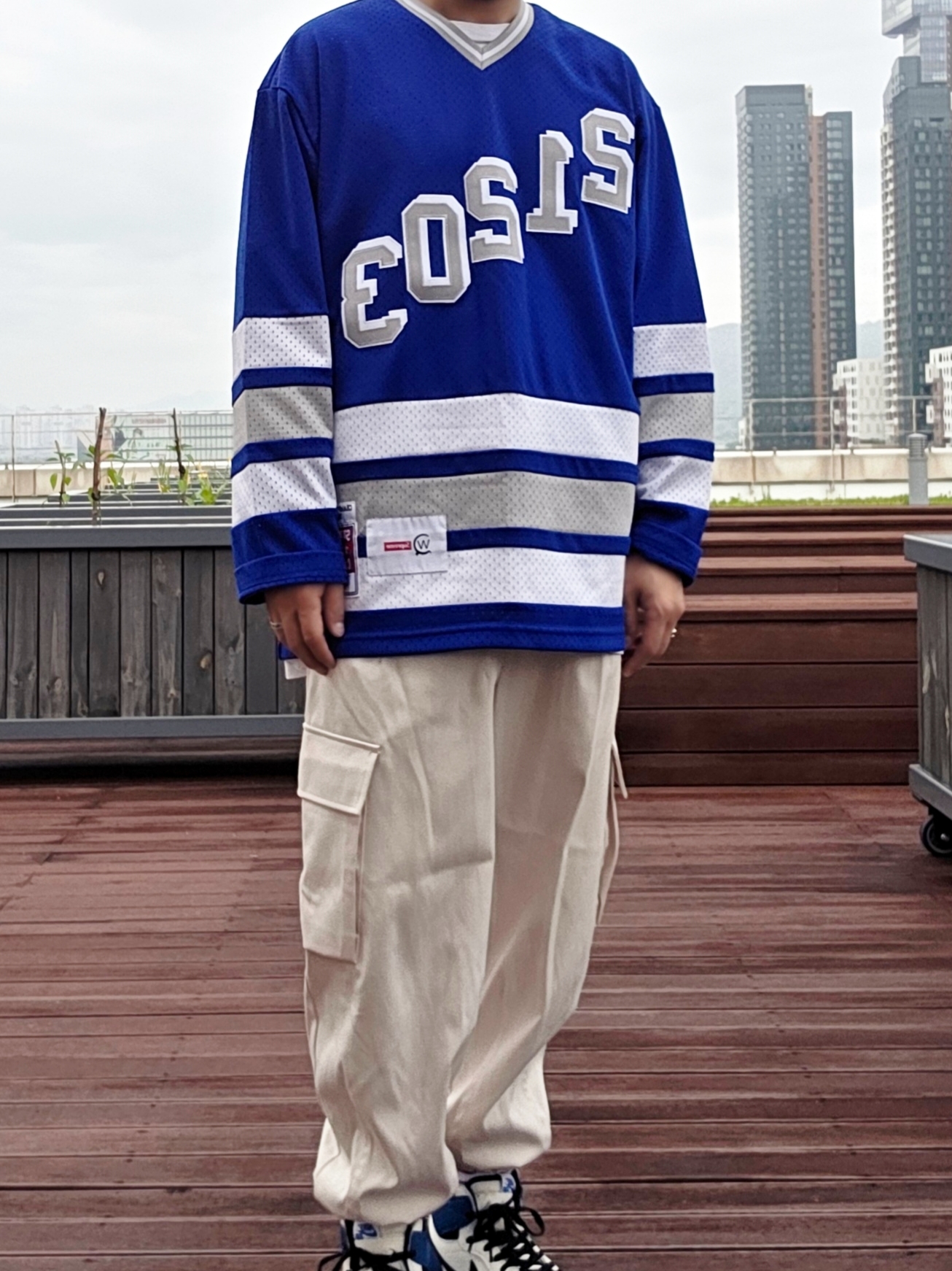 Supreme Money Box Logo New Era White - 22FW, Supreme x WTAPS Mitchell & Ness Hockey Jersey Blue - 21FW 착용 스타일 - 4