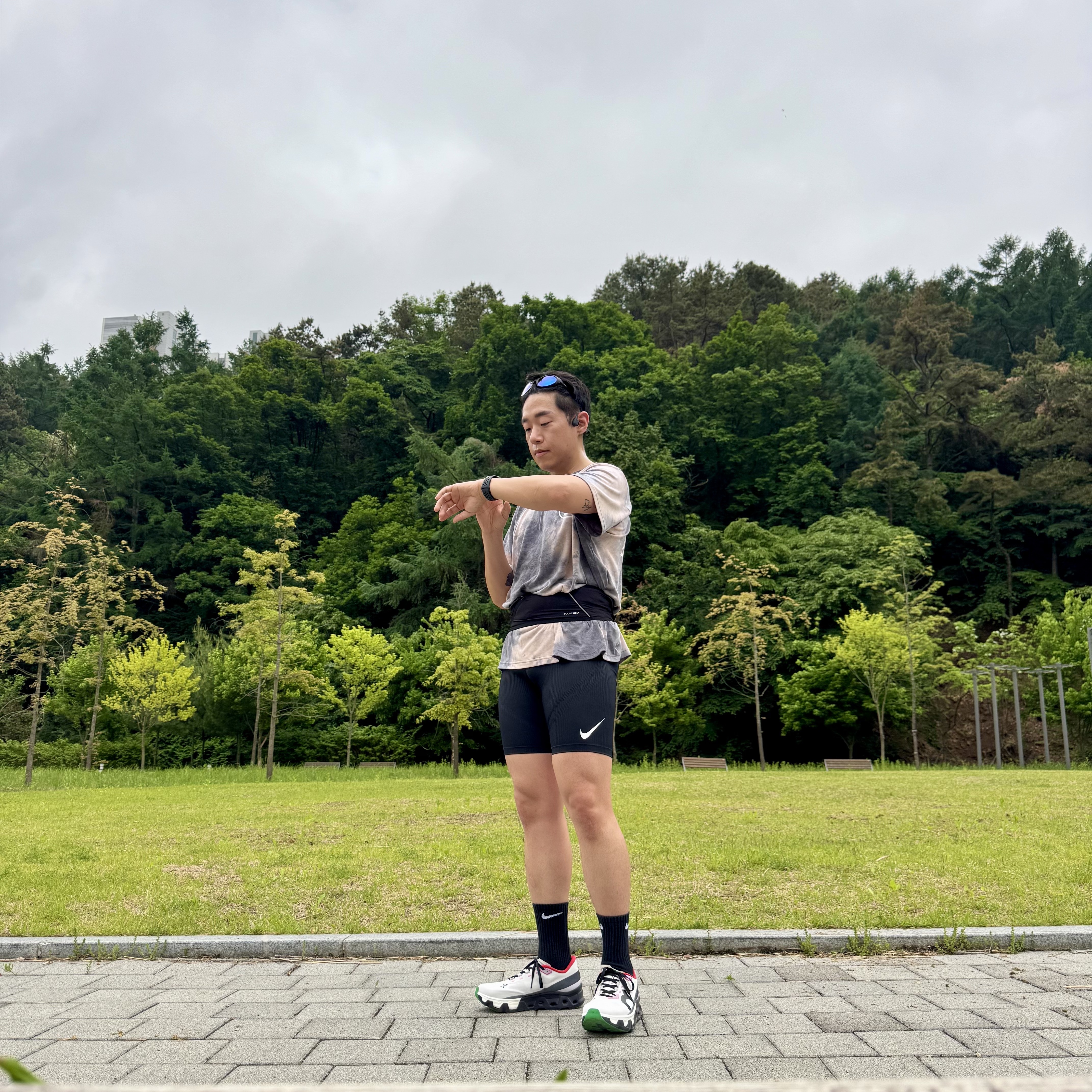 Nike Dri-Fit ADV Aeroswift Running Half Tights Black - Asia, On Running Cloudmonster Hyper Silver Iron 착용 스타일