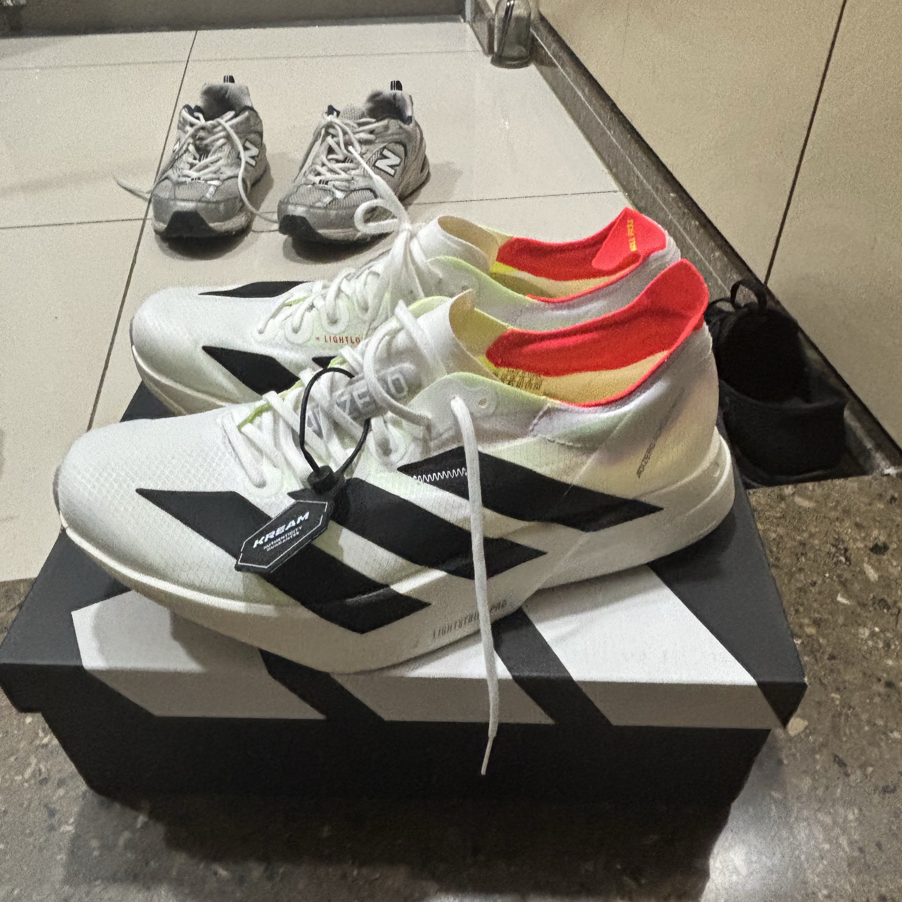 Adidas Adizero Adios Pro 4 Cloud White Core Black 착용 스타일