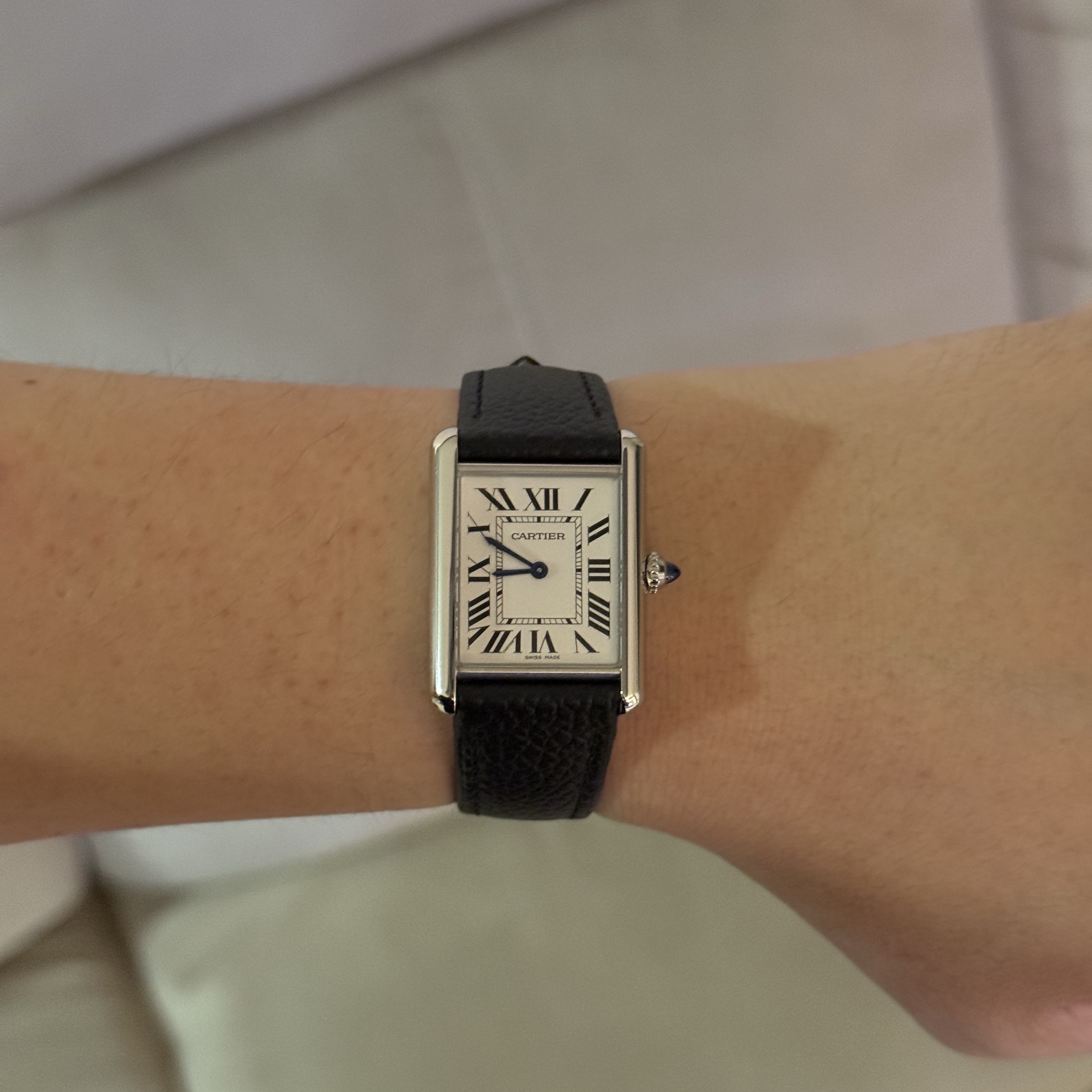 Cartier Tank Must Watch Large Quartz Steel Calfskin Black 착용 스타일