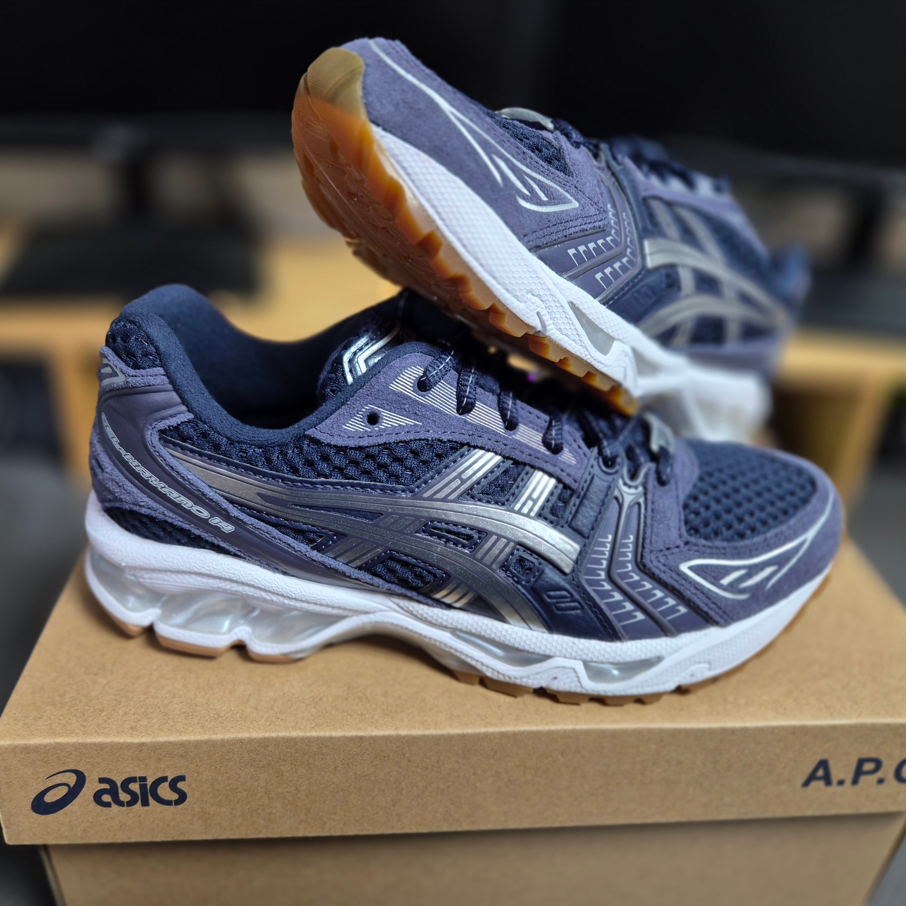 Asics x A.P.C. Gel-Kayano 14 Midnight Indigo Fog 착용 스타일