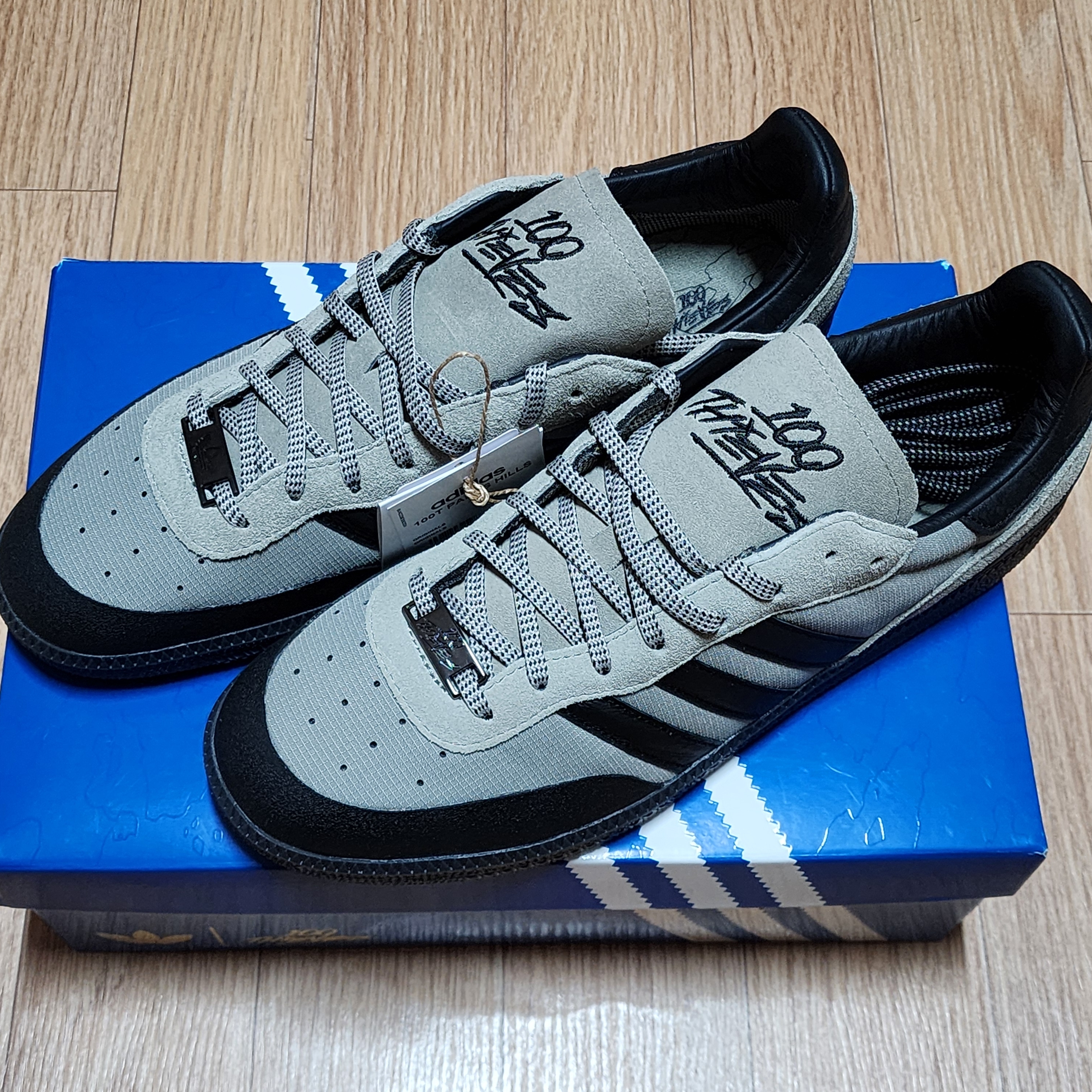 Adidas x 100 Thieves Palos Hills Silver Pebble Core Black 착용 스타일