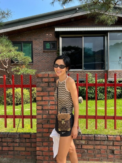 Louis Vuitton Camera Box Monogram and Monogram Reversed 착용 스타일 - 1