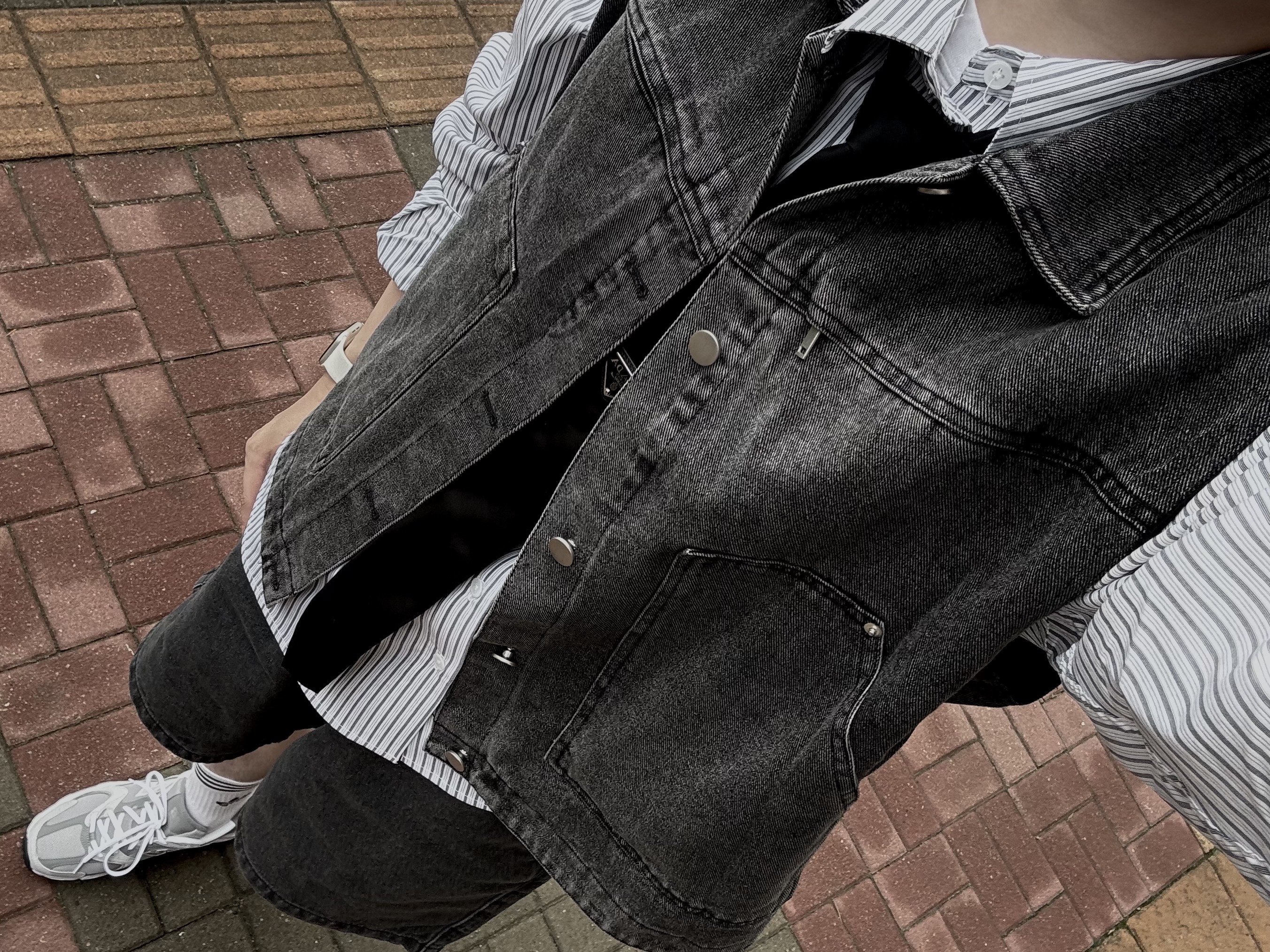 Prada Re-Nylon Gabardine Tie Black, New Balance 530 Grey 착용 스타일