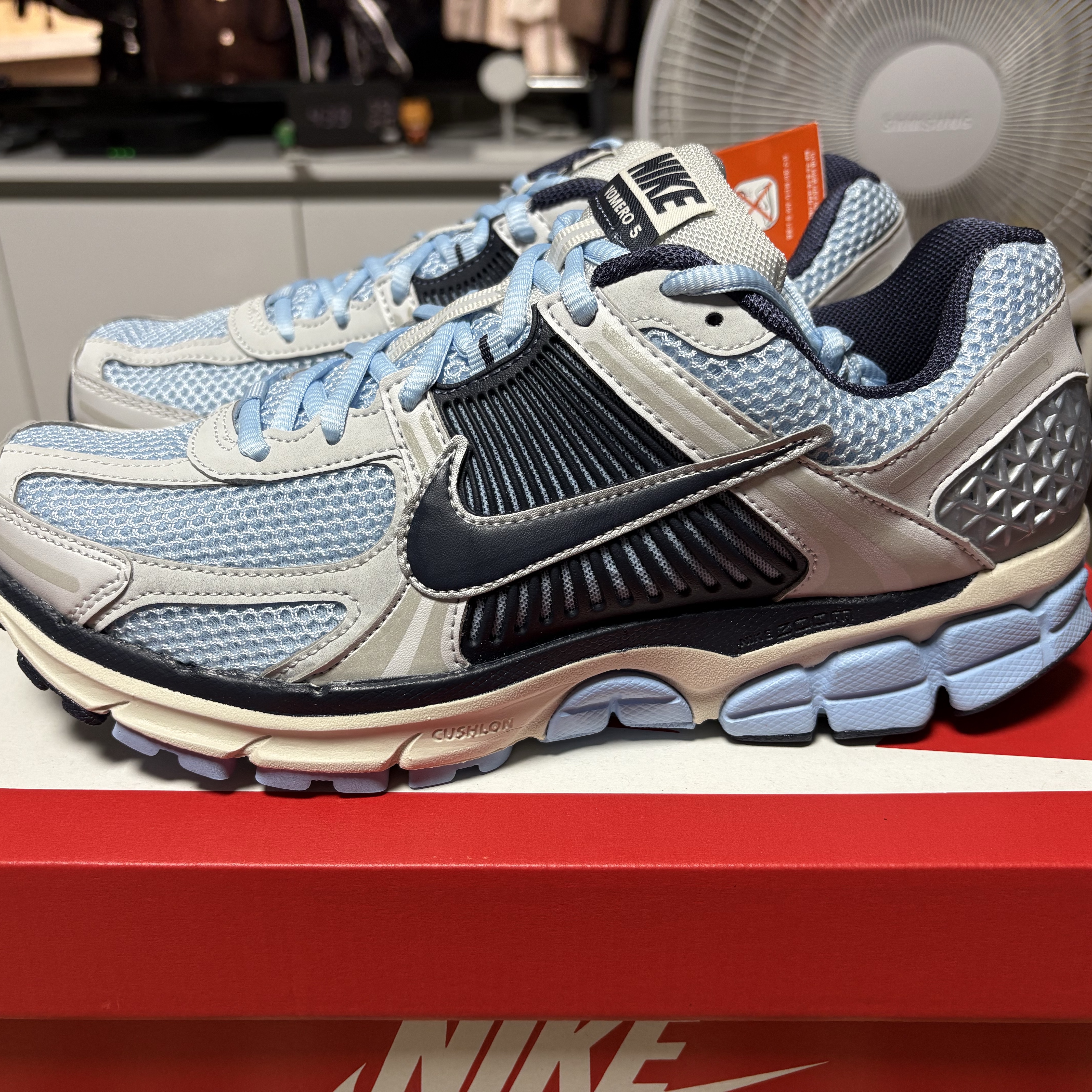 Nike Zoom Vomero 5 Psychic Blue Photon Dust 착용 스타일 - 1