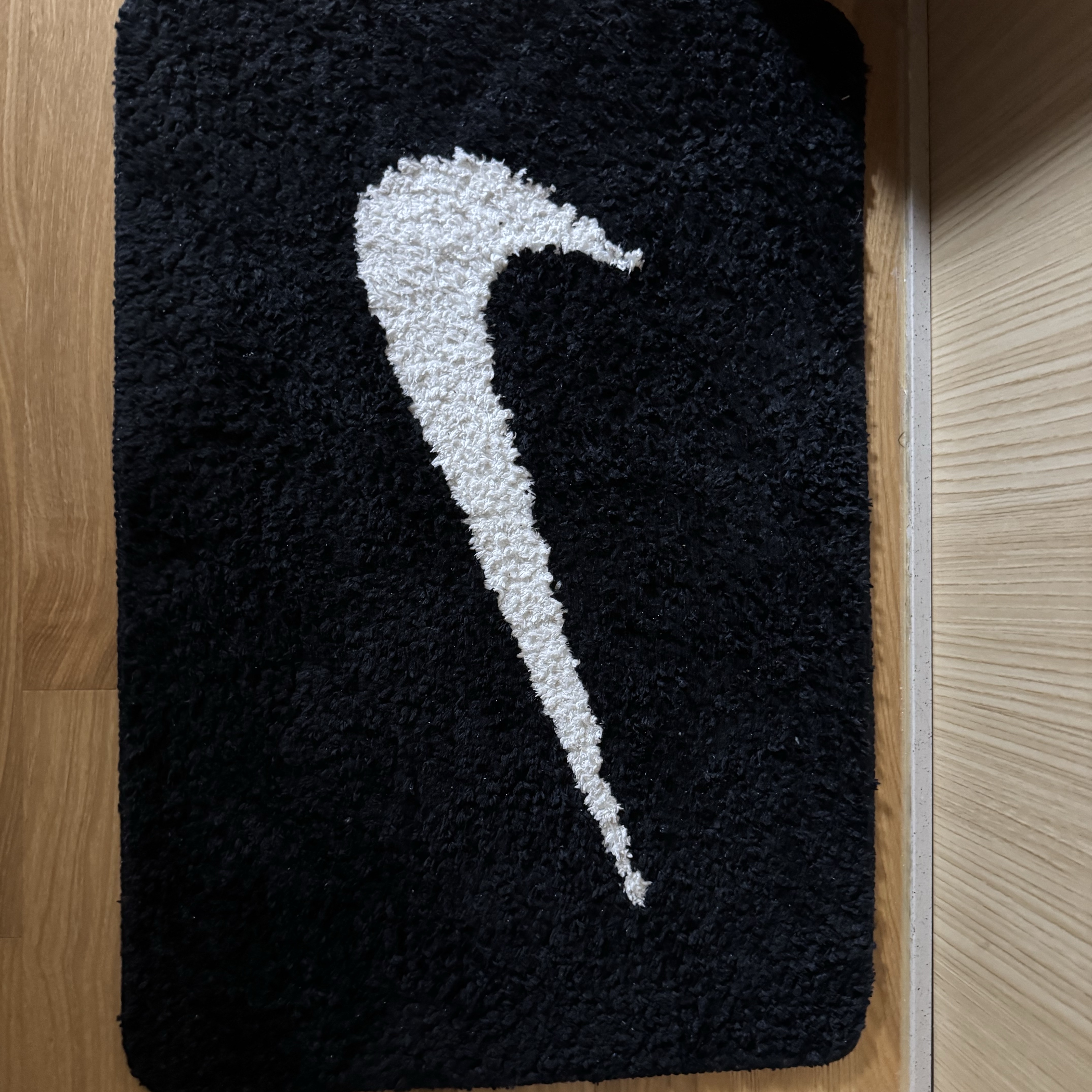 Nike Swoosh Rug Black White 착용 스타일