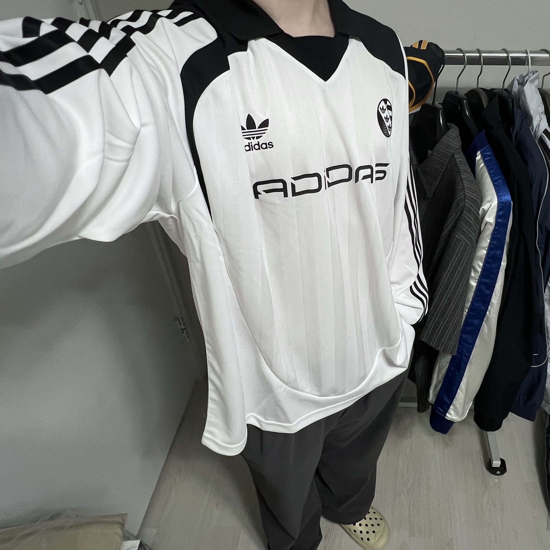 Adidas Adilenium Oversized Long Sleeve Jersey White - US Sizing, Adidas Real Madrid 99/00 Away Jersey Black - KR Sizing (Non Marking Ver.) 착용 스타일