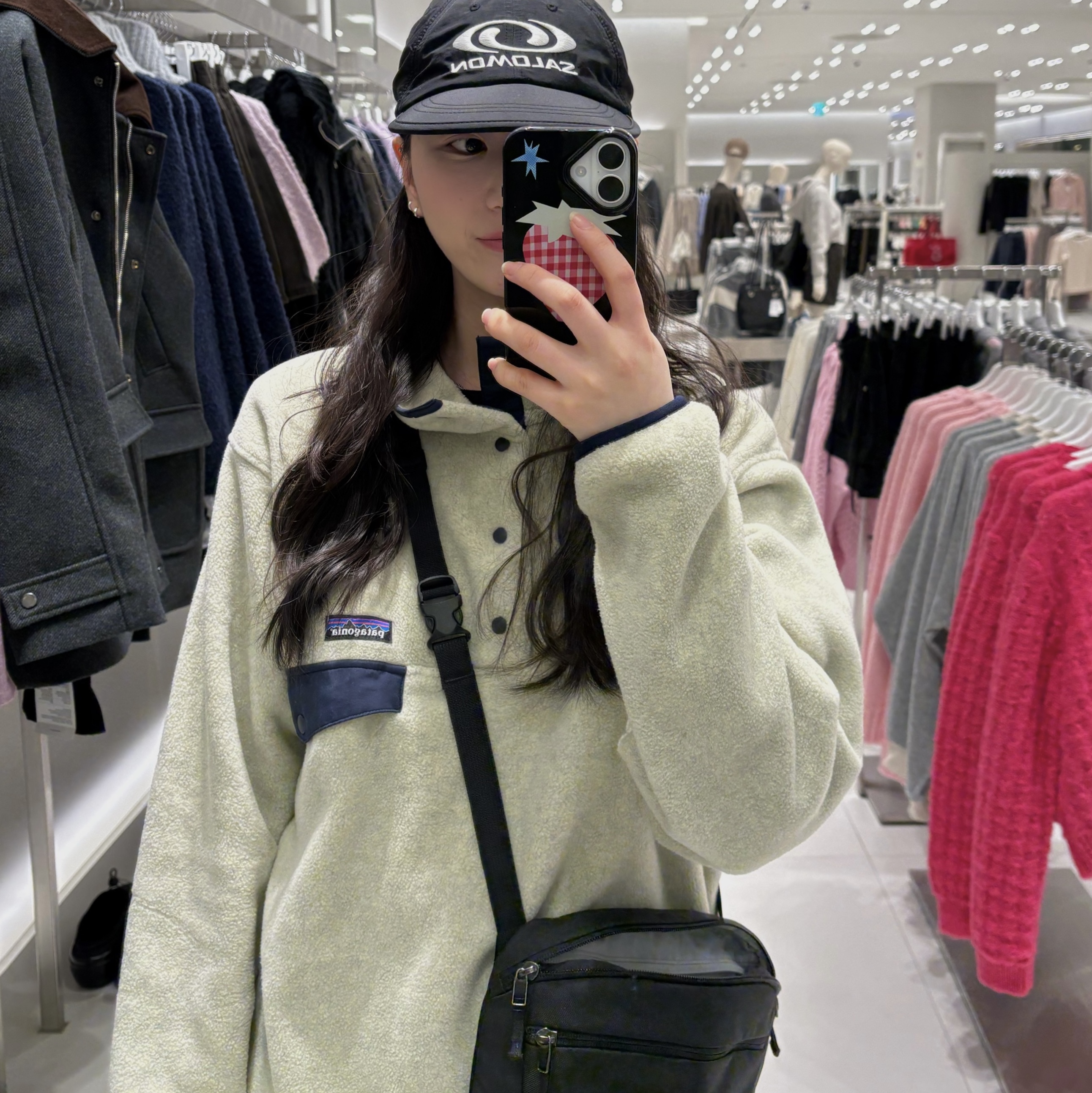 Arc'teryx Mantis 2 Waistpack 24K Black, Patagonia Lightweight Synchilla Snap-T Fleece Pullover Oatmeal Heather/Smolder Blue/New Navy 착용 스타일