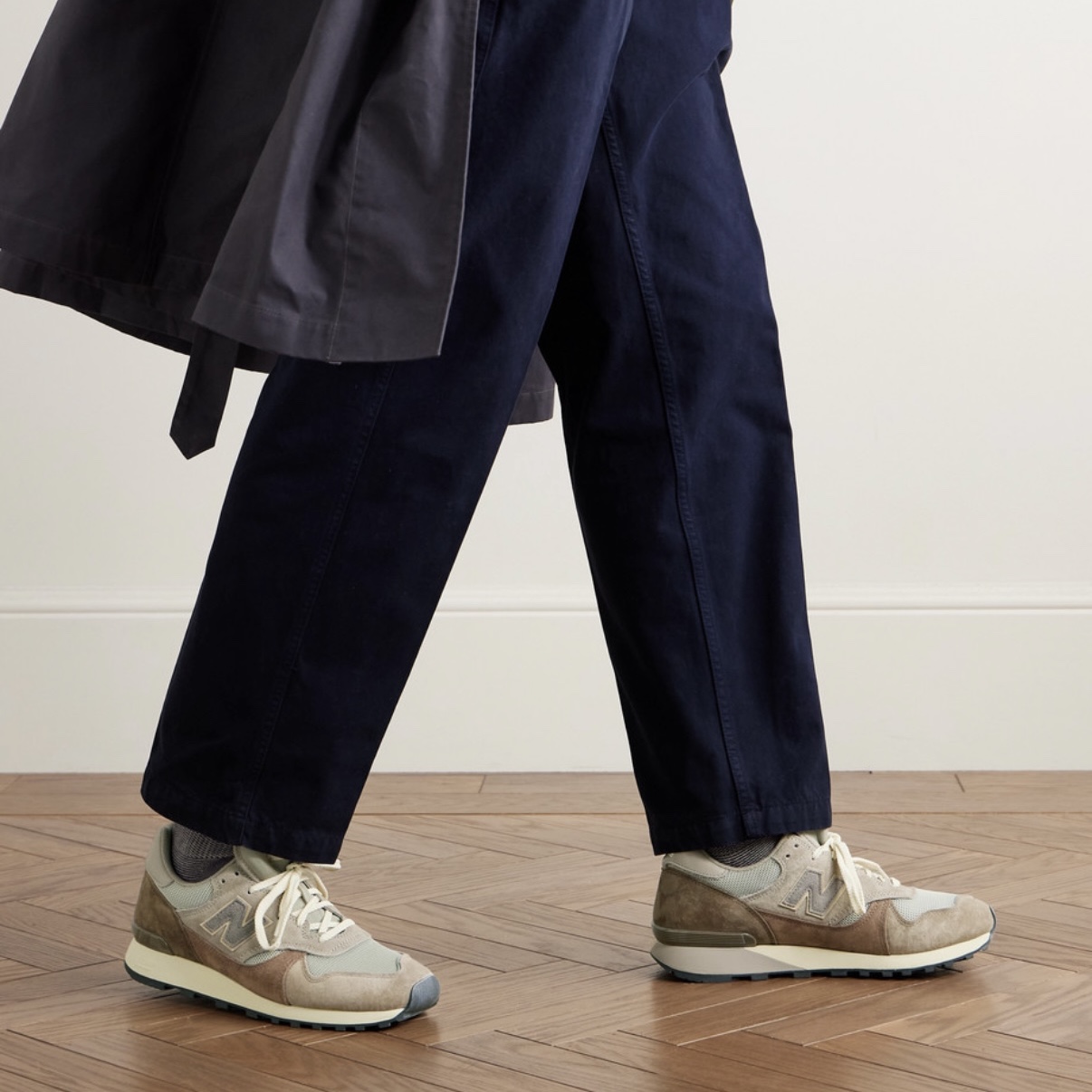 New Balance x Auralee 475 London Fog Taupe Gray 착용 스타일 - 1