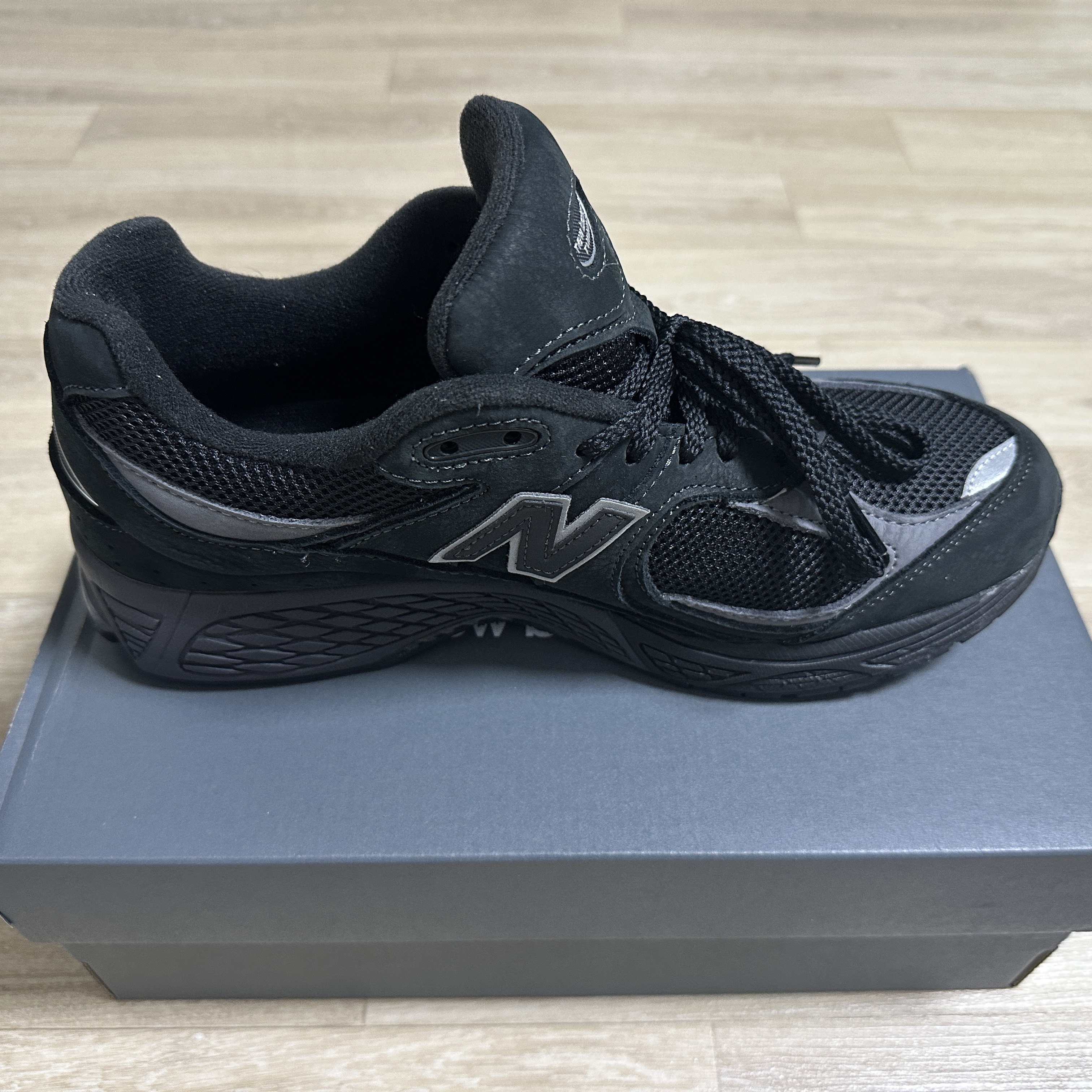 New Balance 2002R Dark Camo 착용 스타일 - 3