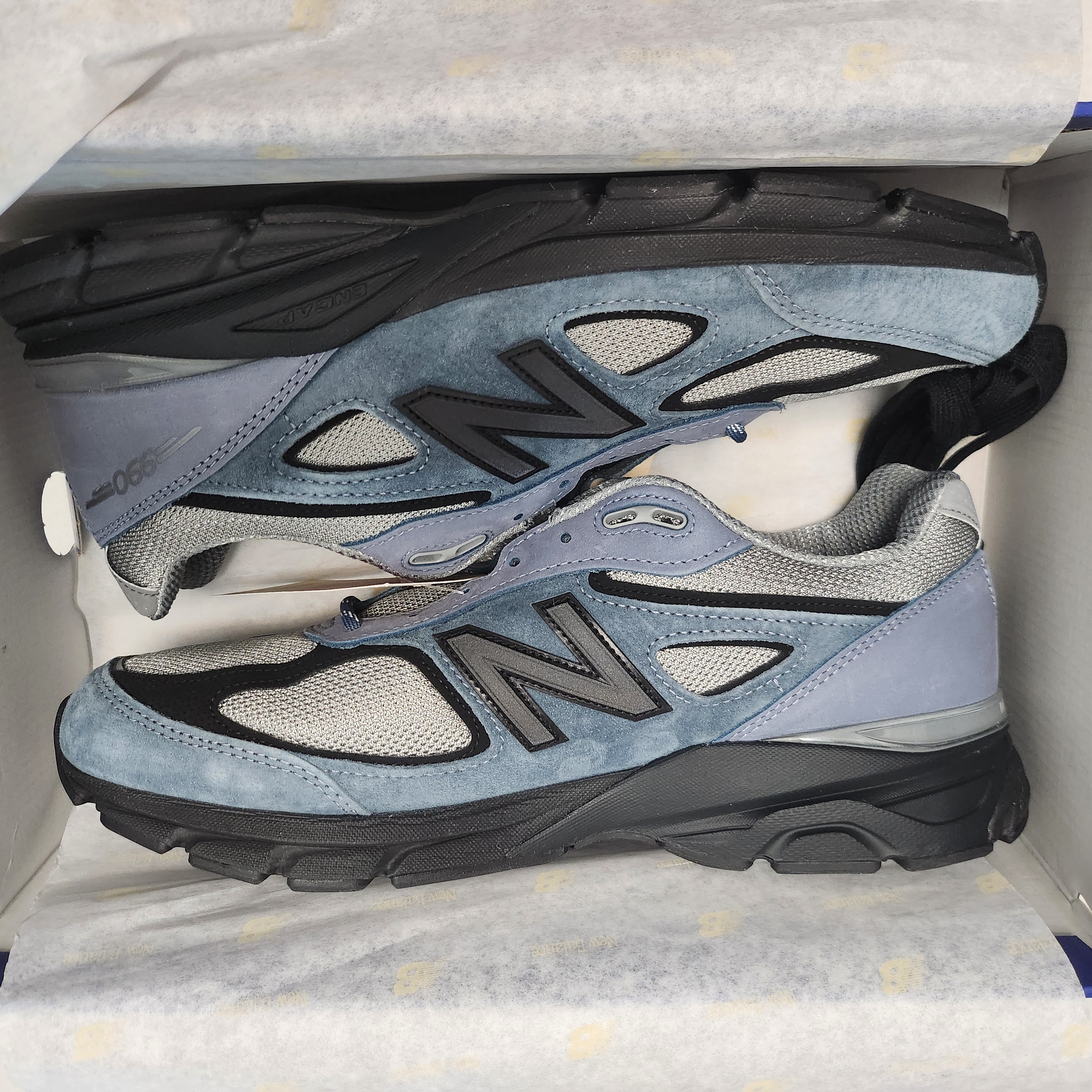 New Balance 990v4 Made in USA Arctic Grey 착용 스타일 - 1