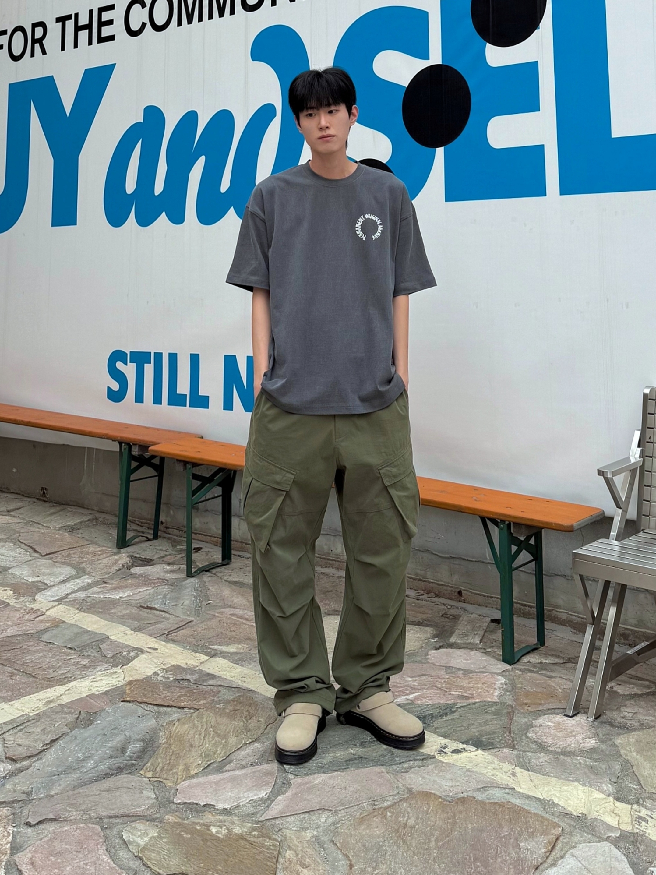 Dr. Martens Isham Desert Oasis Suede Mule Beige, Dr. Martens x Stussy 2295 Decon Sand Hairy Suede Boots Tan 착용 스타일 - 1