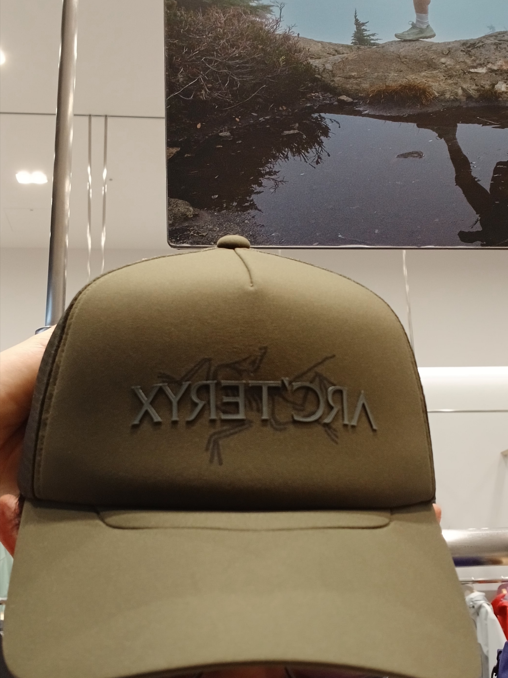 Arc'teryx Bird Word Trucker Hat Black Cloud, Arc'teryx Bird Trucker Curved Brim Hat Black 착용 스타일 - 2