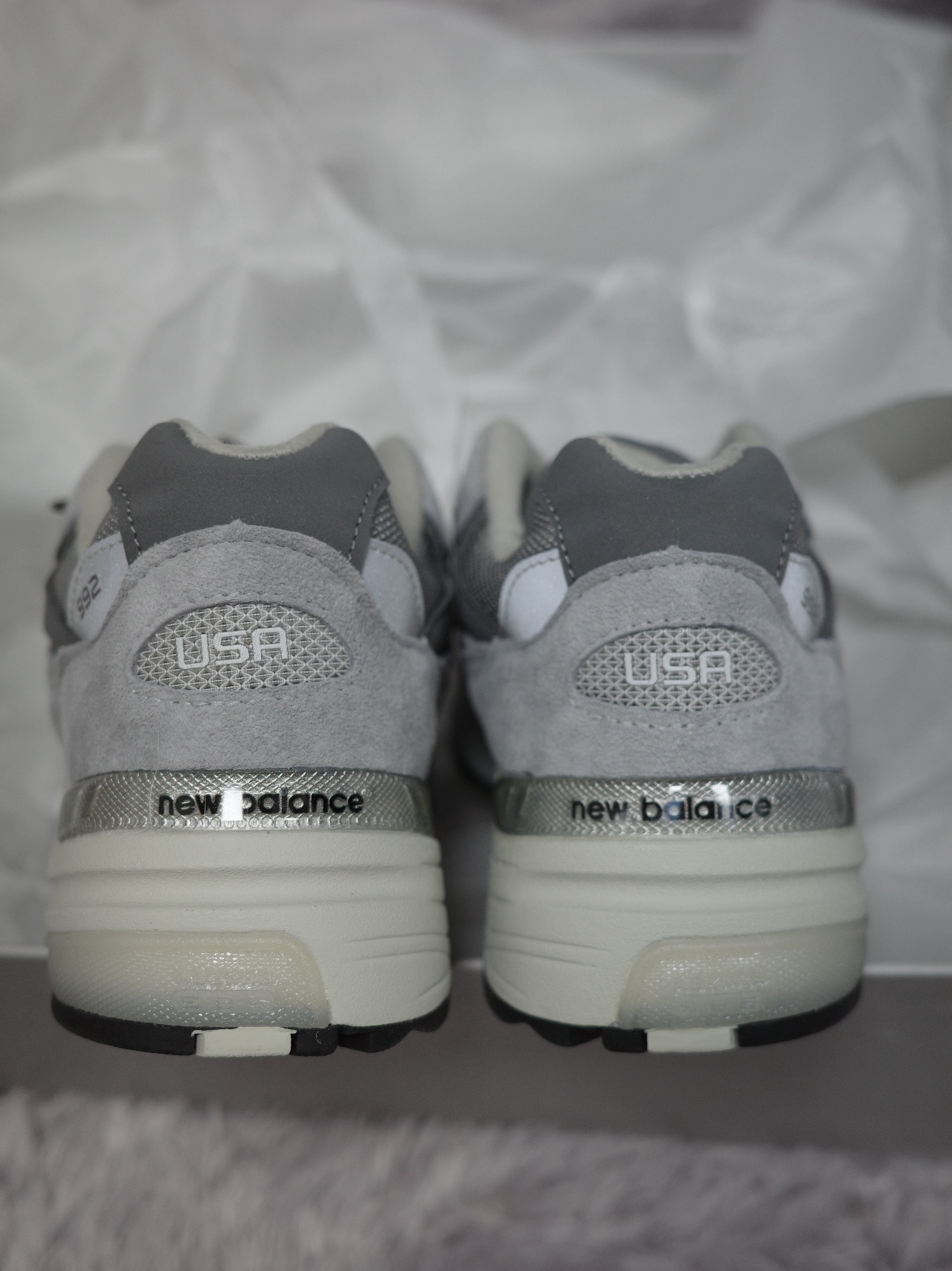 New Balance 992 Made in USA Core Grey Silver Metallic 착용 스타일 - 5