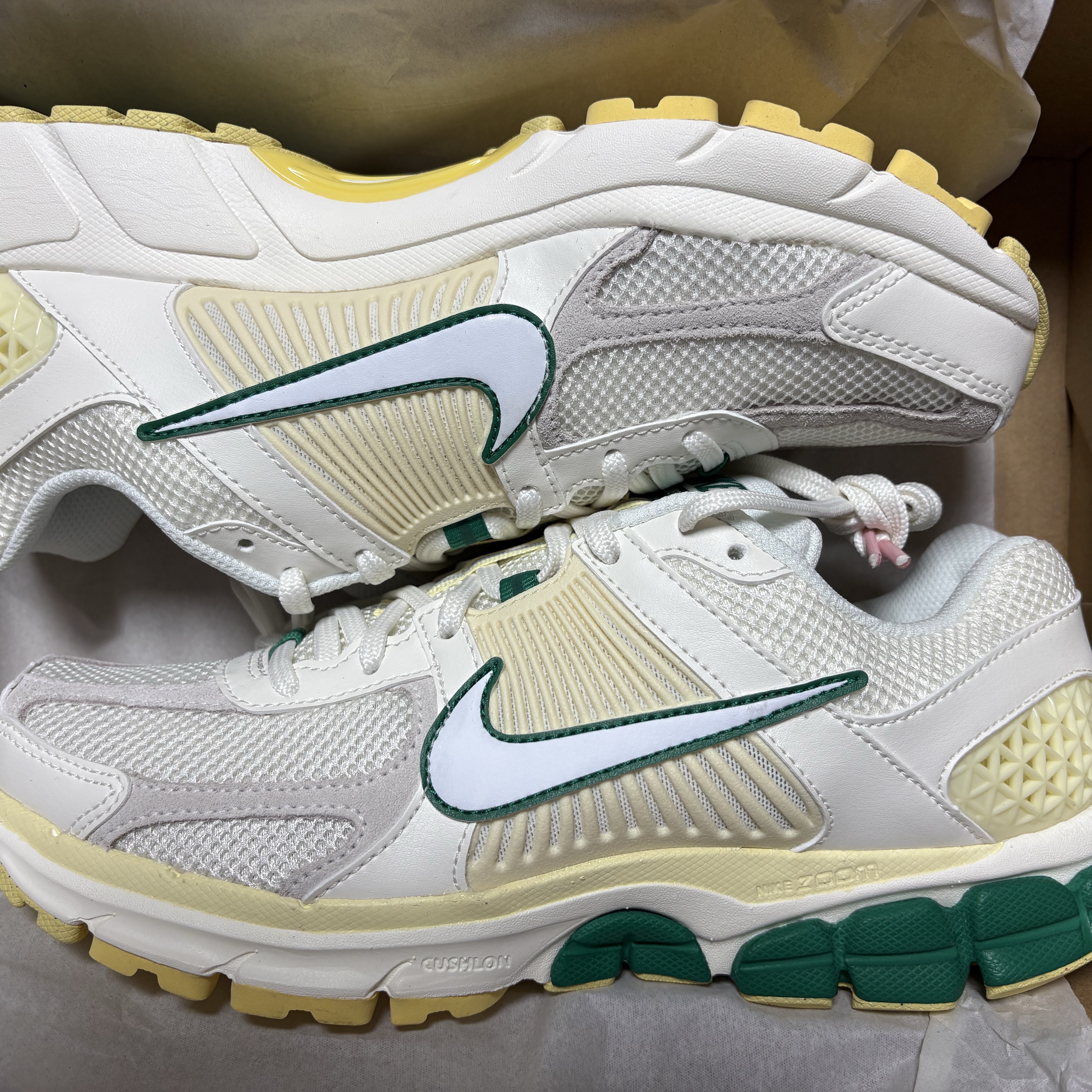 Nike Zoom Vomero 5 Sail Malachite Alabaster White 착용 스타일 - 2