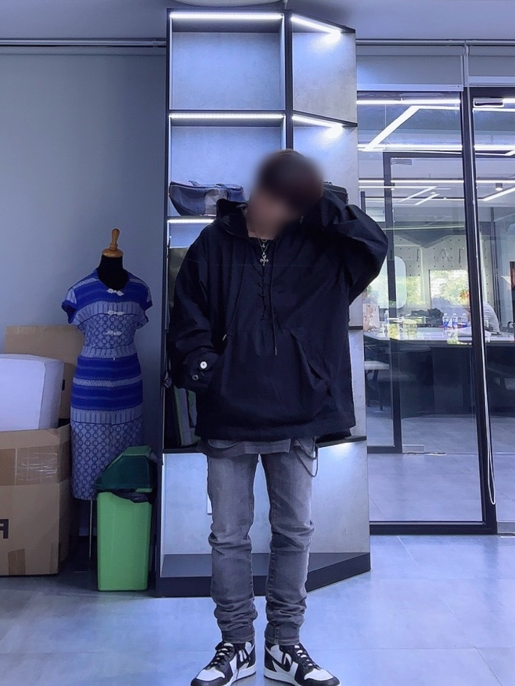 Peaceminusone Pullover Hoodie #1 Black, Undermycar Legion.03 Slim Fit Blue Stitch Washed Jeans Washed Gray 착용 스타일