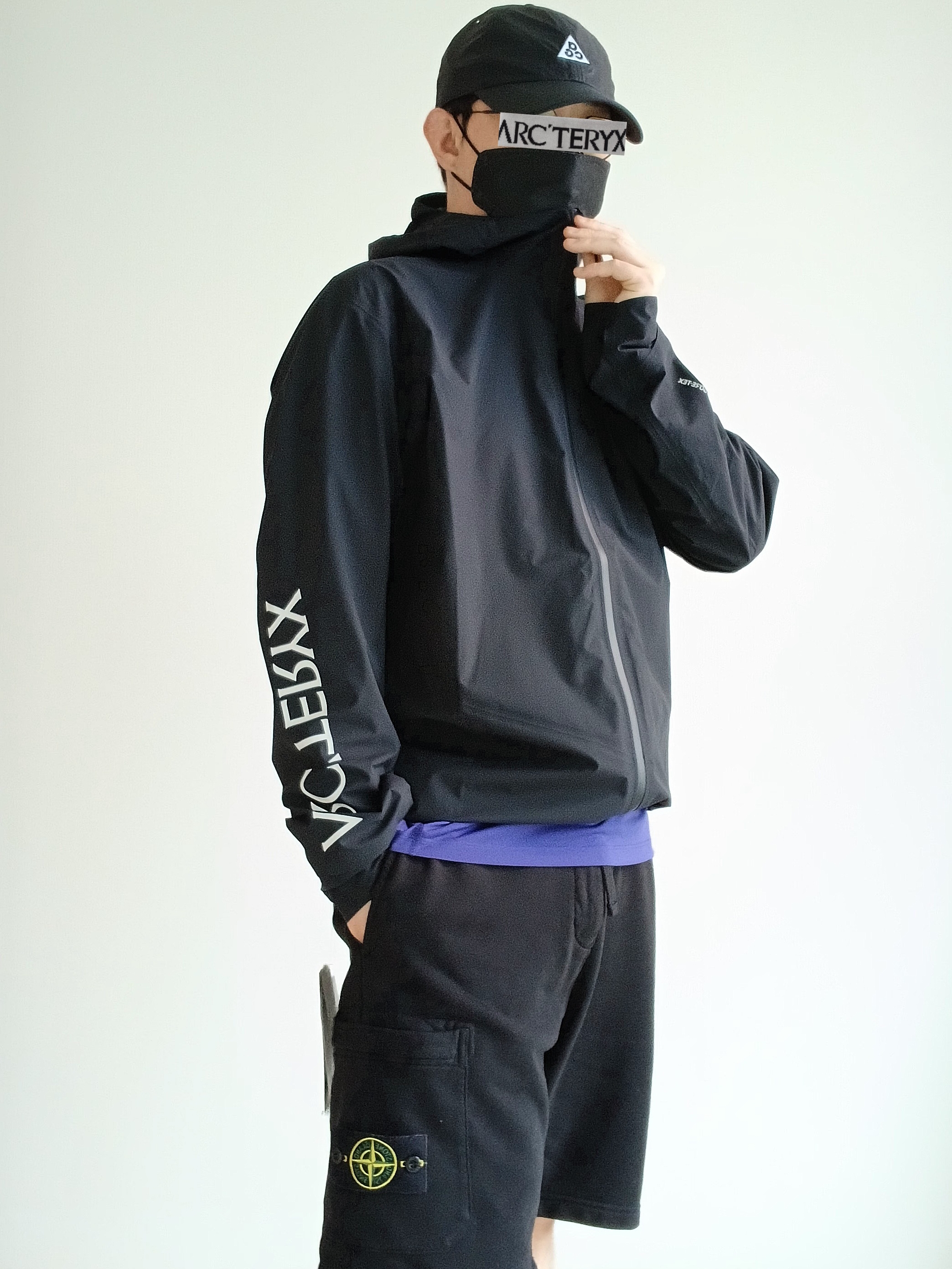 Nike ACG Trail Cap Black, Arc'teryx Norvan Jacket Black 착용 스타일 - 1