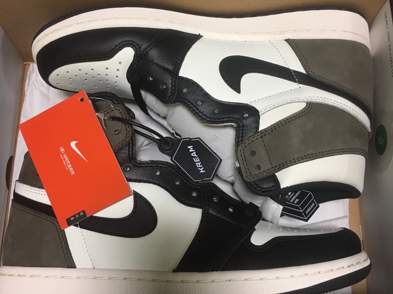 Jordan 1 Retro High OG Black Mocha 착용 스타일