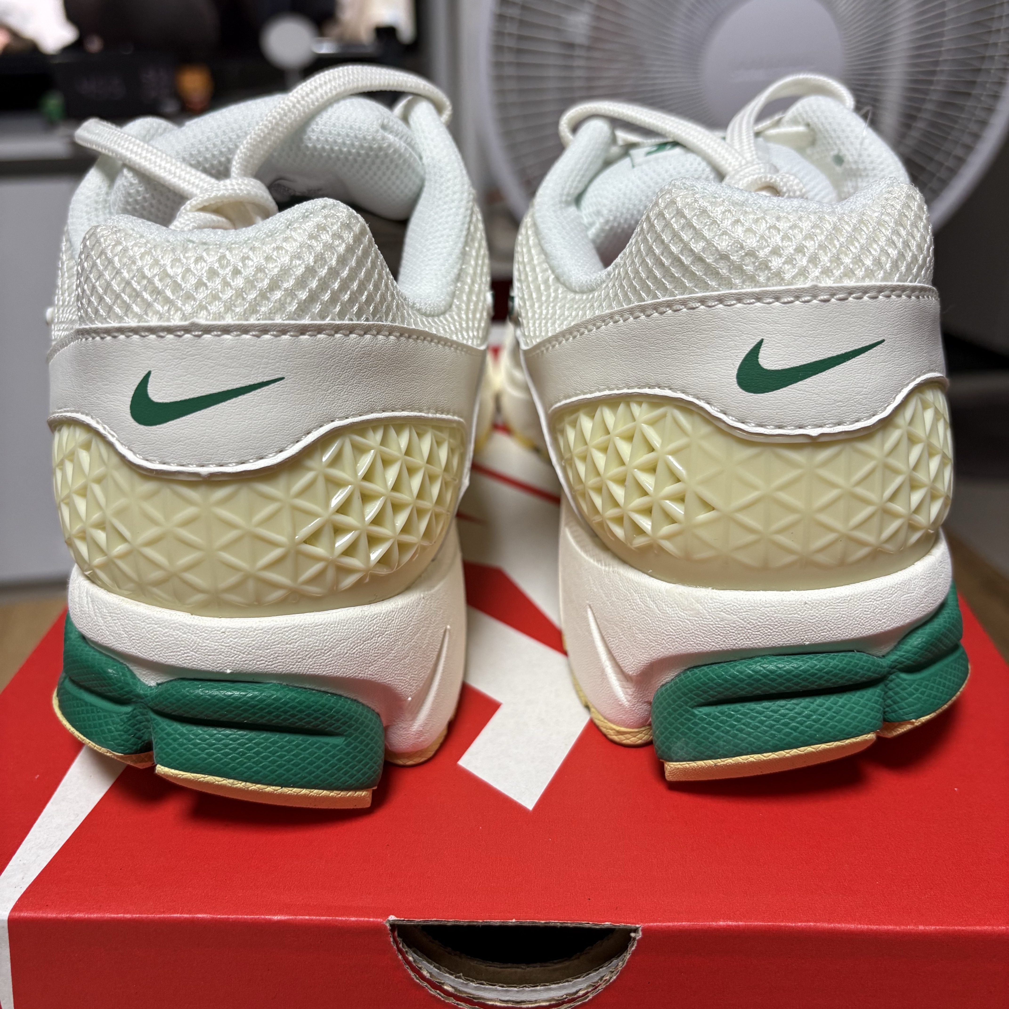 Nike Zoom Vomero 5 Sail Malachite Alabaster White 착용 스타일 - 5