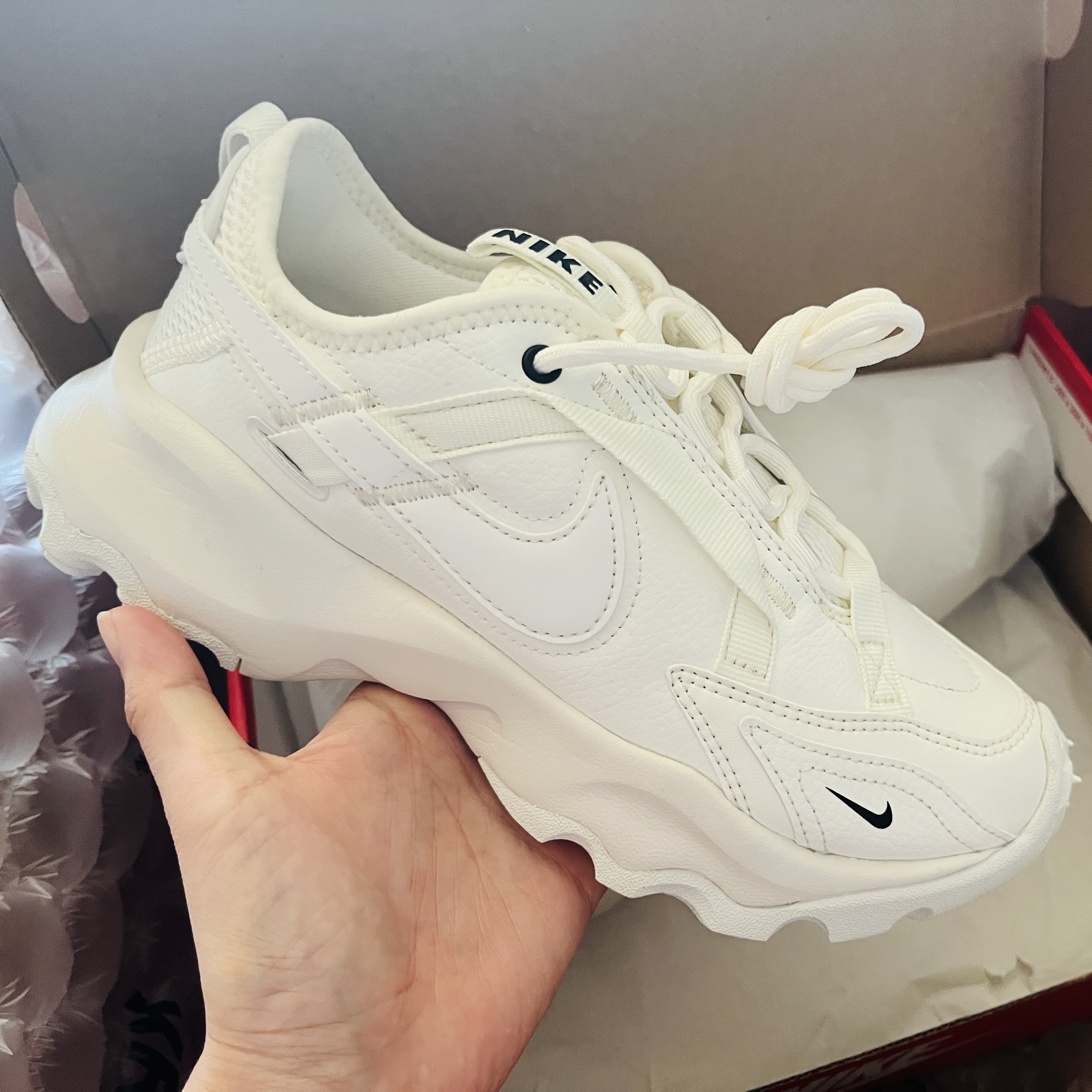 (W) Nike TC 7900 Summit White 착용 스타일