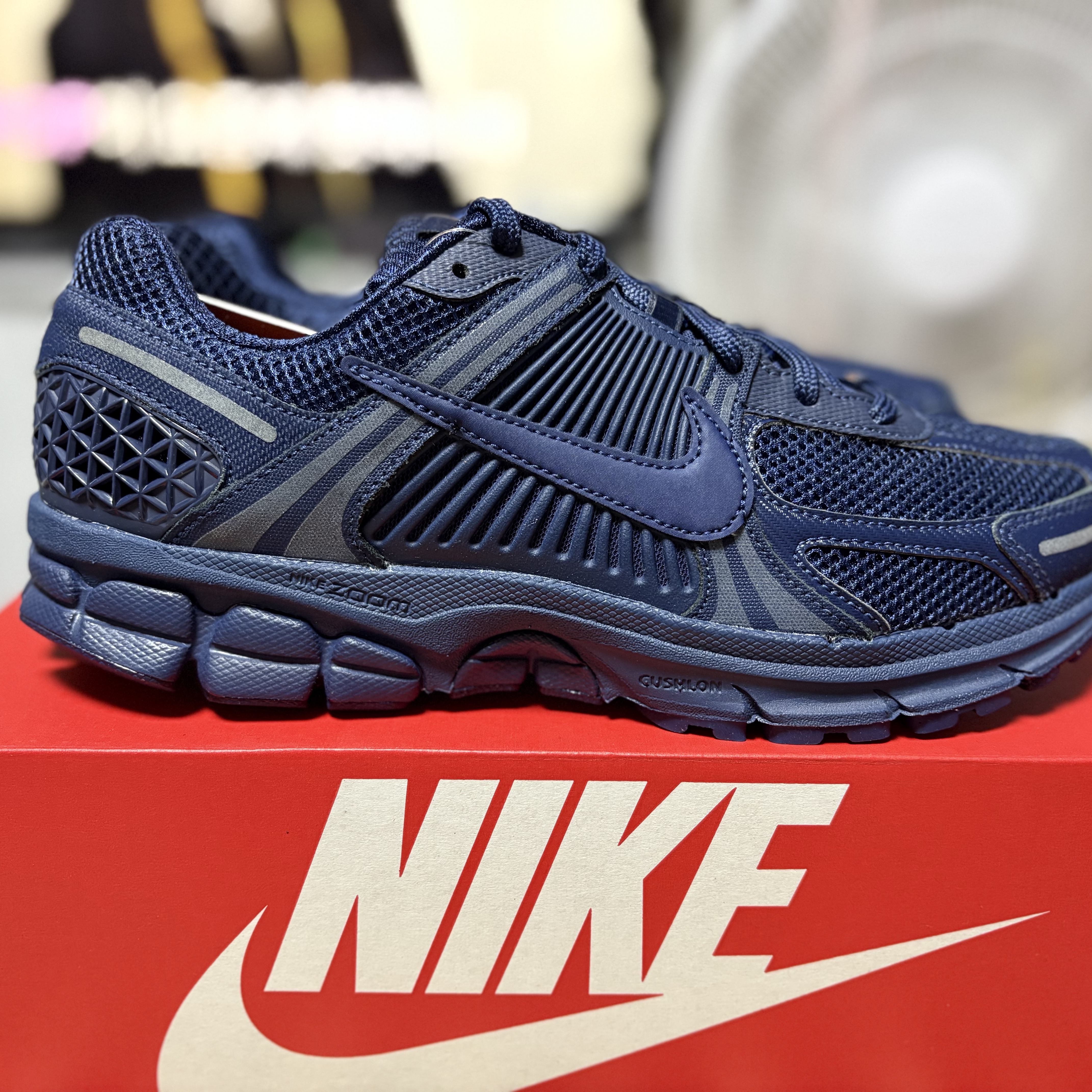 Nike Zoom Vomero 5 SP Midnight Navy 착용 스타일 - 3