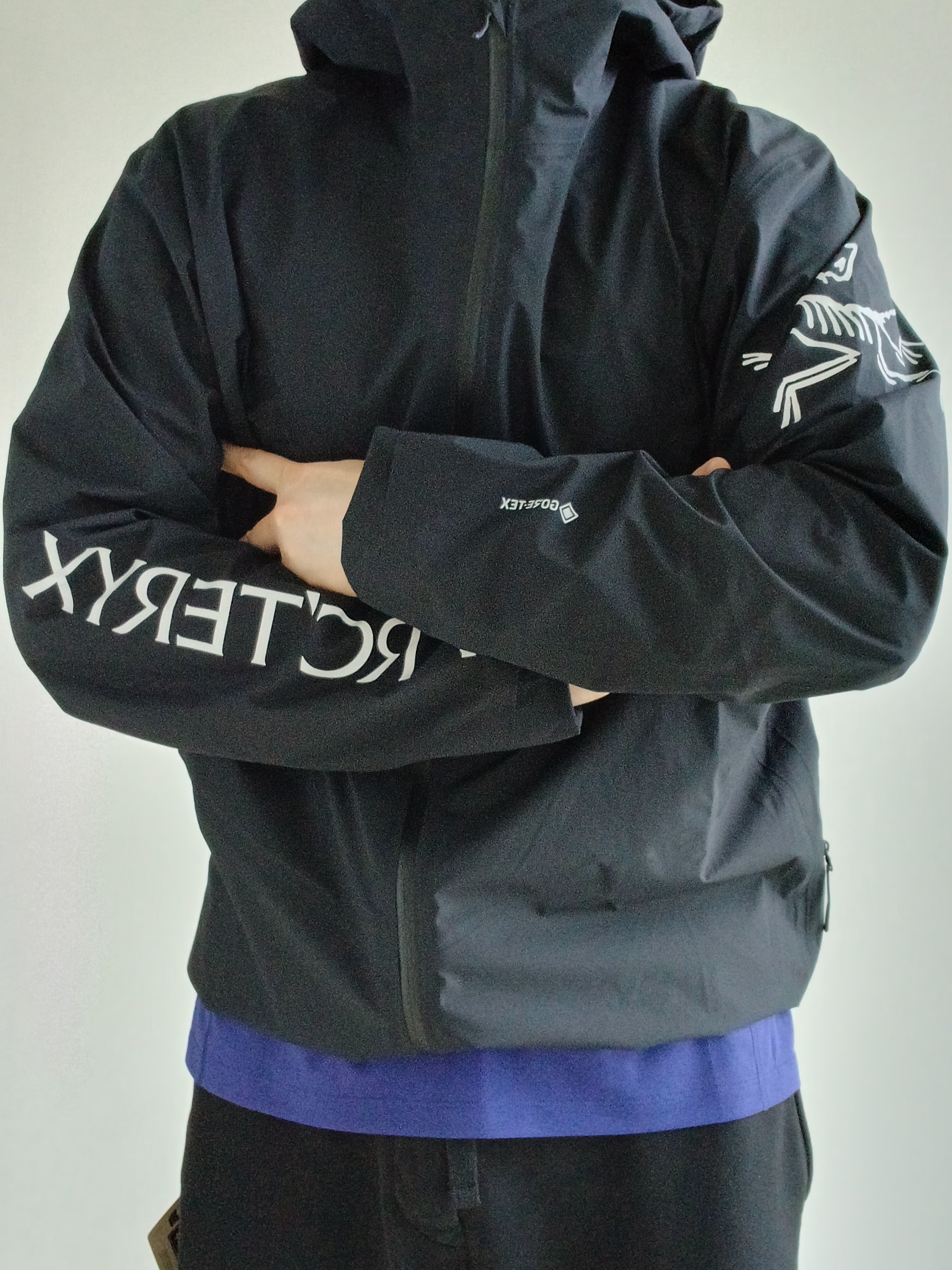 Arc'teryx Norvan Jacket Black, Arc'teryx Motus Arcword Crew SS T-Shirt Soulsonic Heather 착용 스타일 - 6