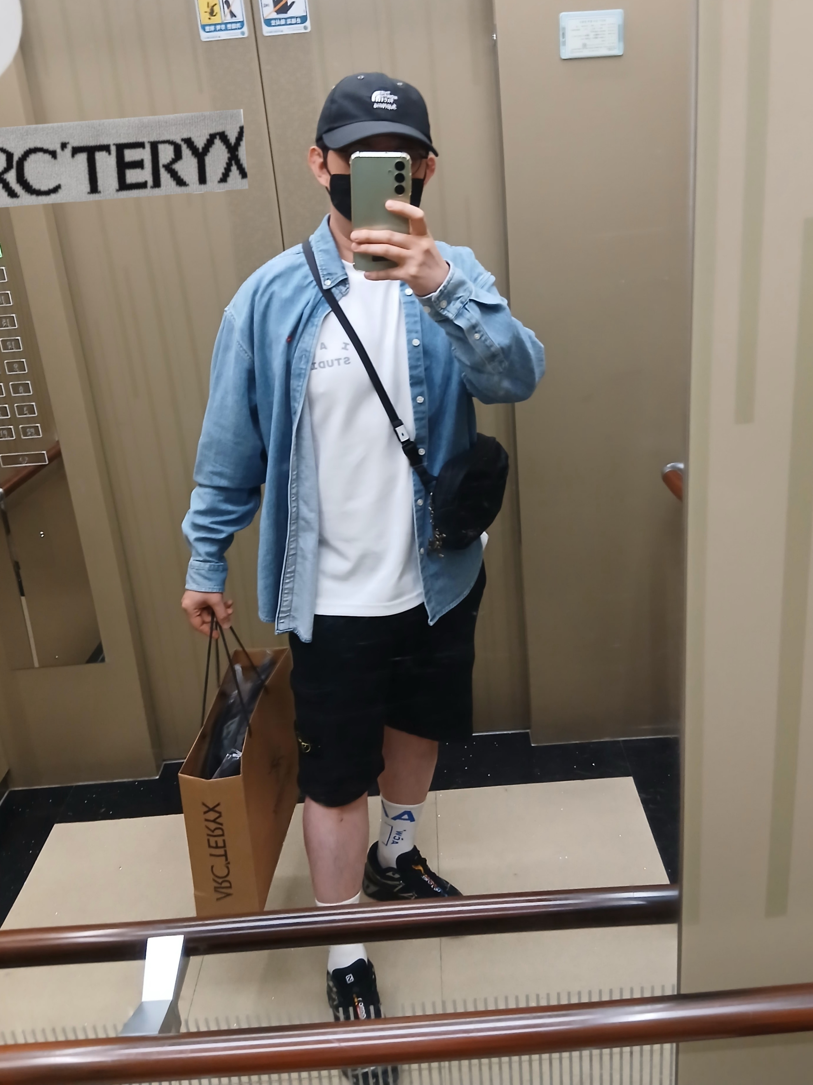 Supreme x The North Face Split 6-Panel Black - 24SS, IAB Studio T-Shirt White Gray 착용 스타일 - 4