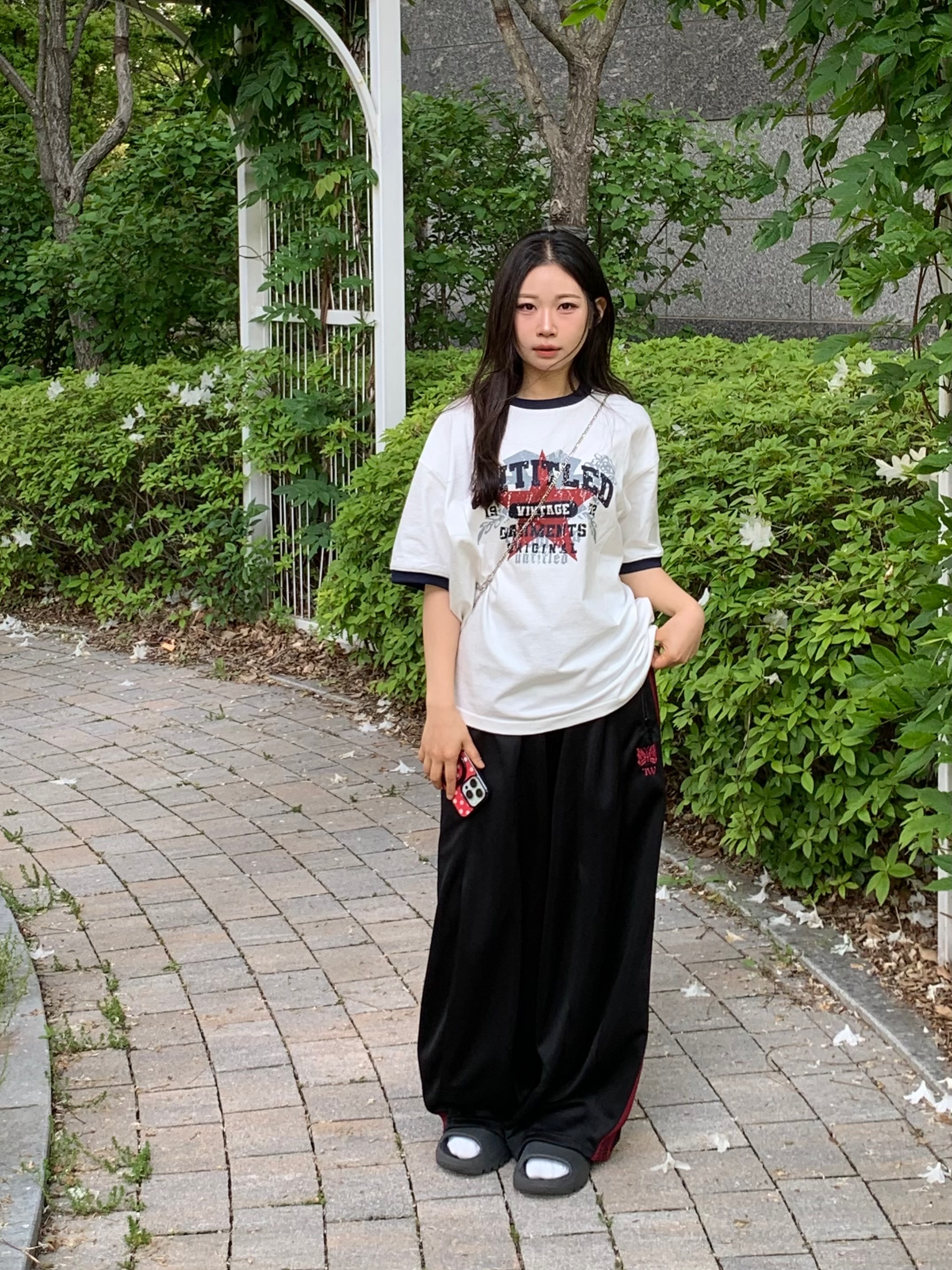 Adidas Yeezy Slide Onyx, Needles x TW H.D. Track Pants Black Red 착용 스타일 - 3