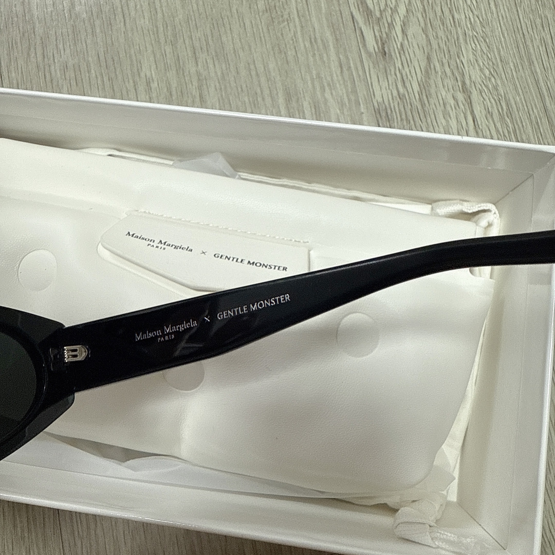 Gentle Monster x Maison Margiela MM205 Black Gray 착용 스타일 - 2