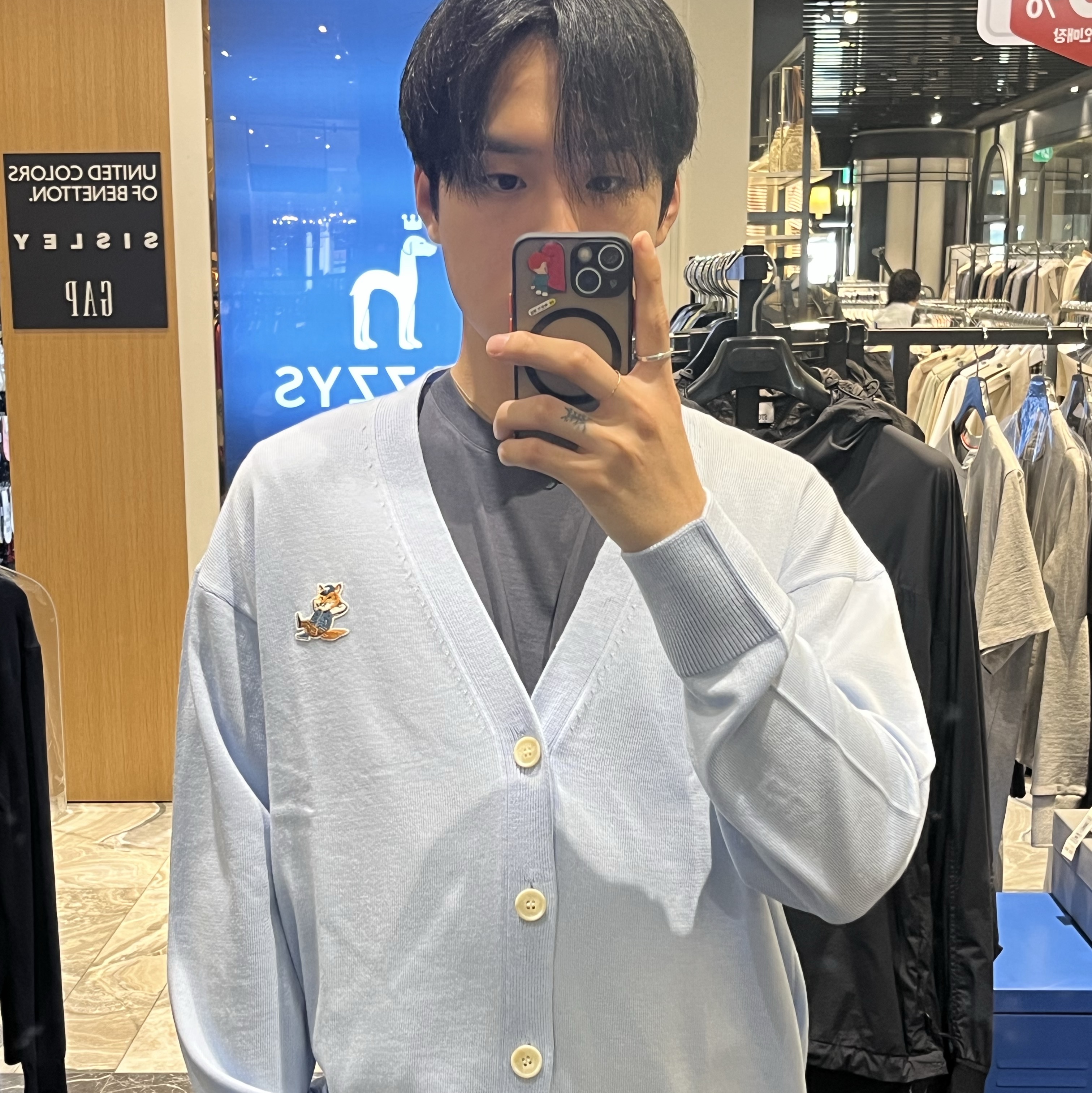 Maison Kitsune Dressed Fox Patch Relaxed Cardigan Pale Blue 착용 스타일 - 2