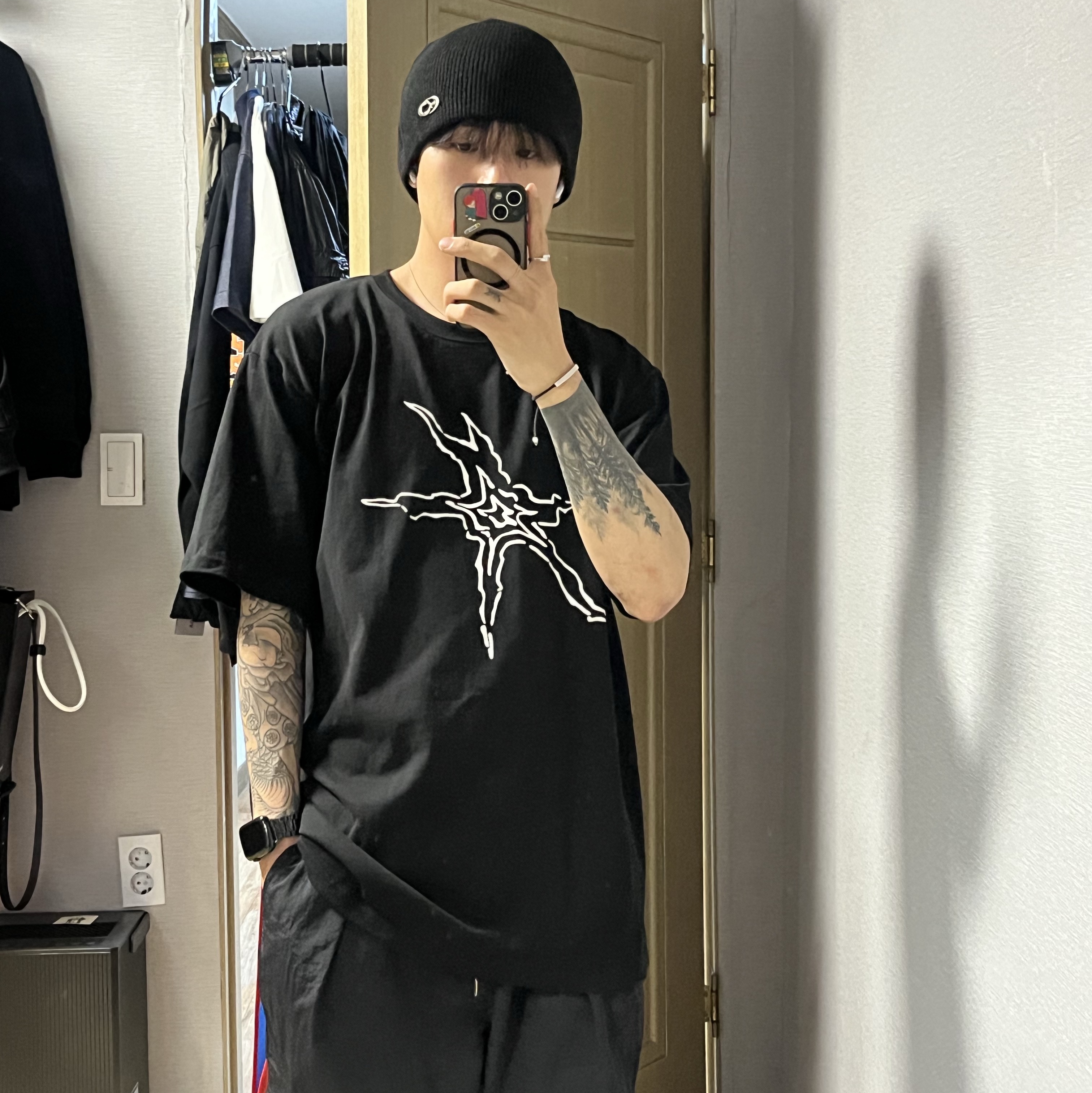 Smokeastar Smokeastar Logo T-Shirts Black 착용 스타일 - 1