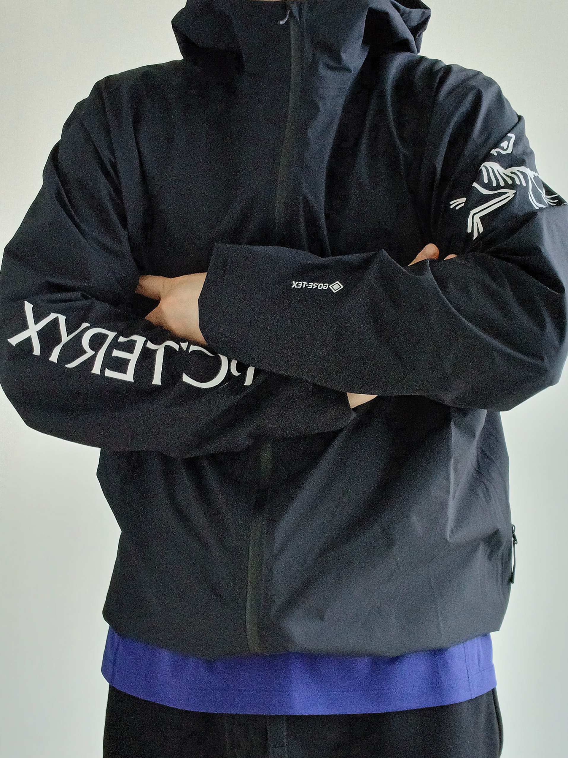 Arc'teryx Norvan Jacket Black, Arc'teryx Motus Arcword Crew SS T-Shirt Soulsonic Heather 착용 스타일 - 2