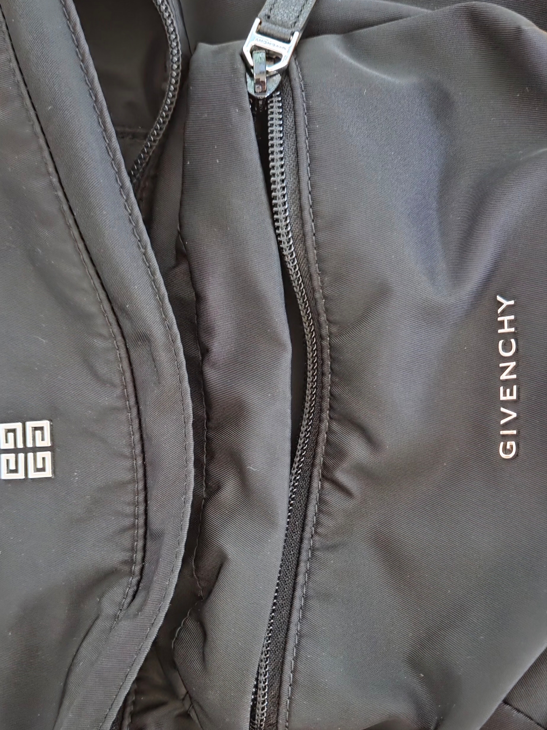 Givenchy Essentials U Nylon Belt Bag Black 착용 스타일