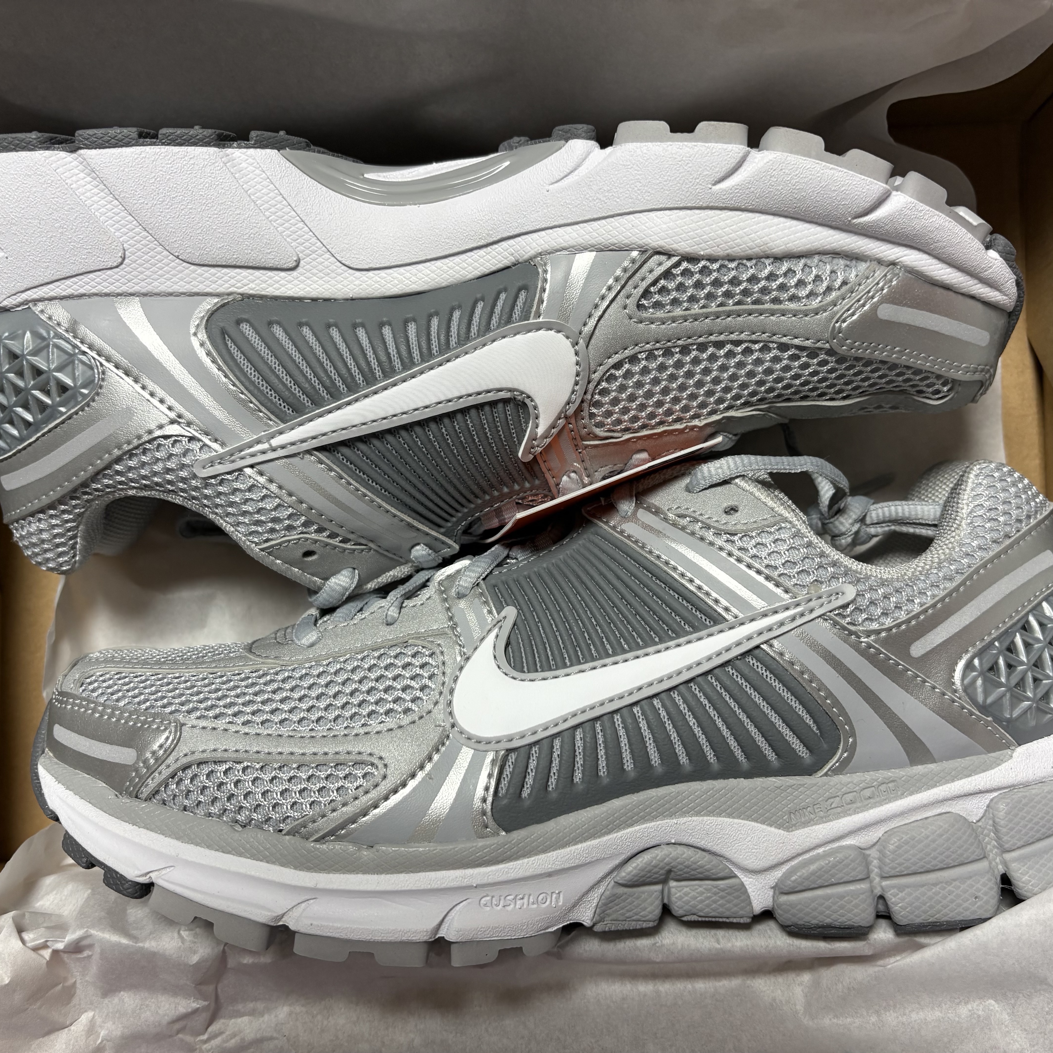 Nike Zoom Vomero 5 Wolf Grey White 착용 스타일 - 2
