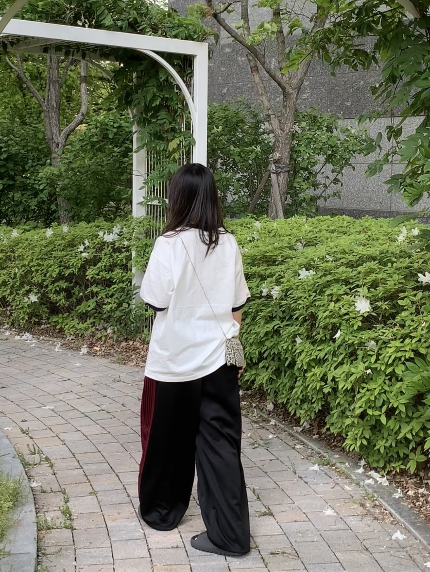 Adidas Yeezy Slide Onyx, Needles x TW H.D. Track Pants Black Red 착용 스타일 - 4