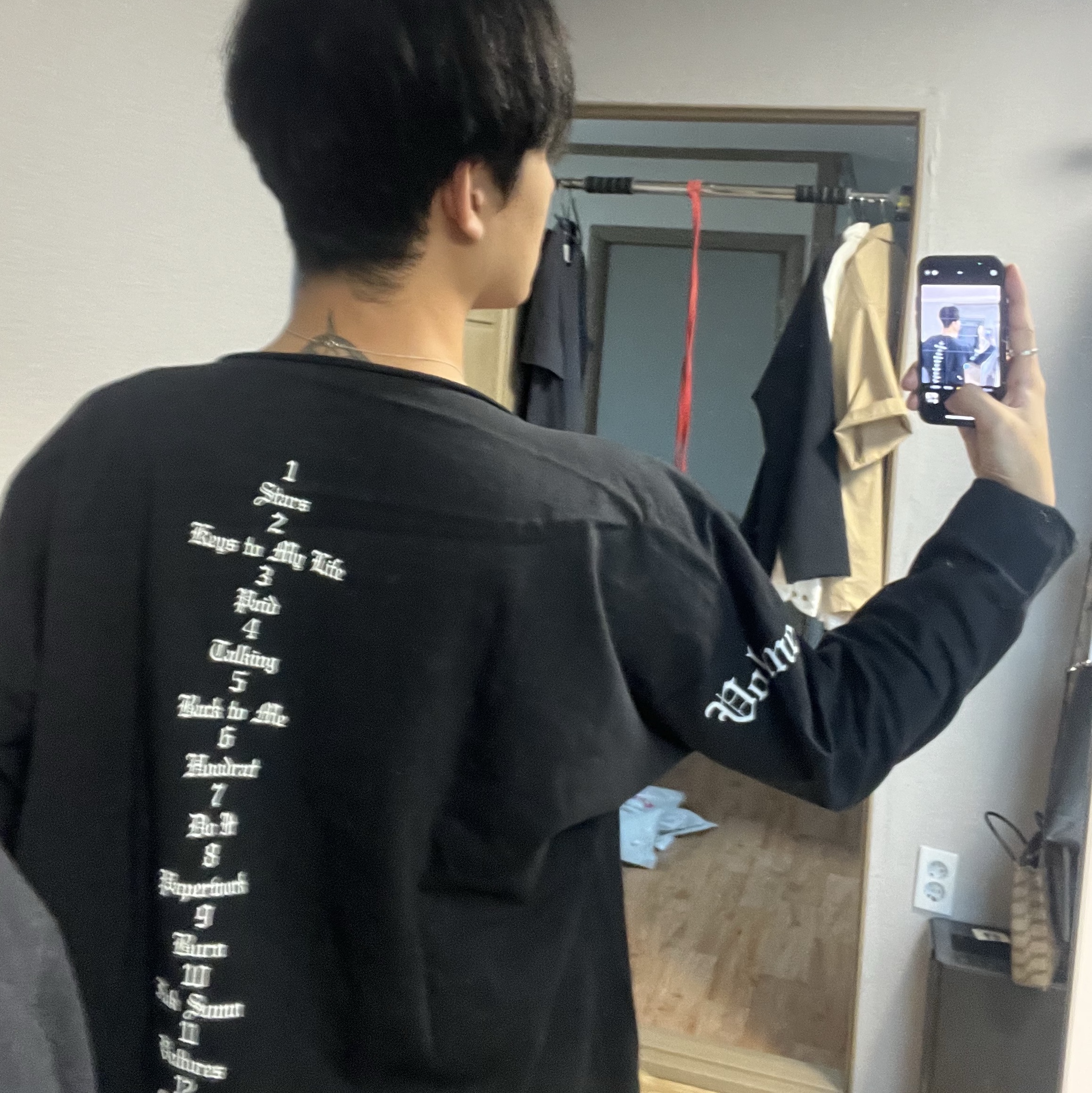 Yeezy Vultures Long T-Shirt Black 착용 스타일 - 2
