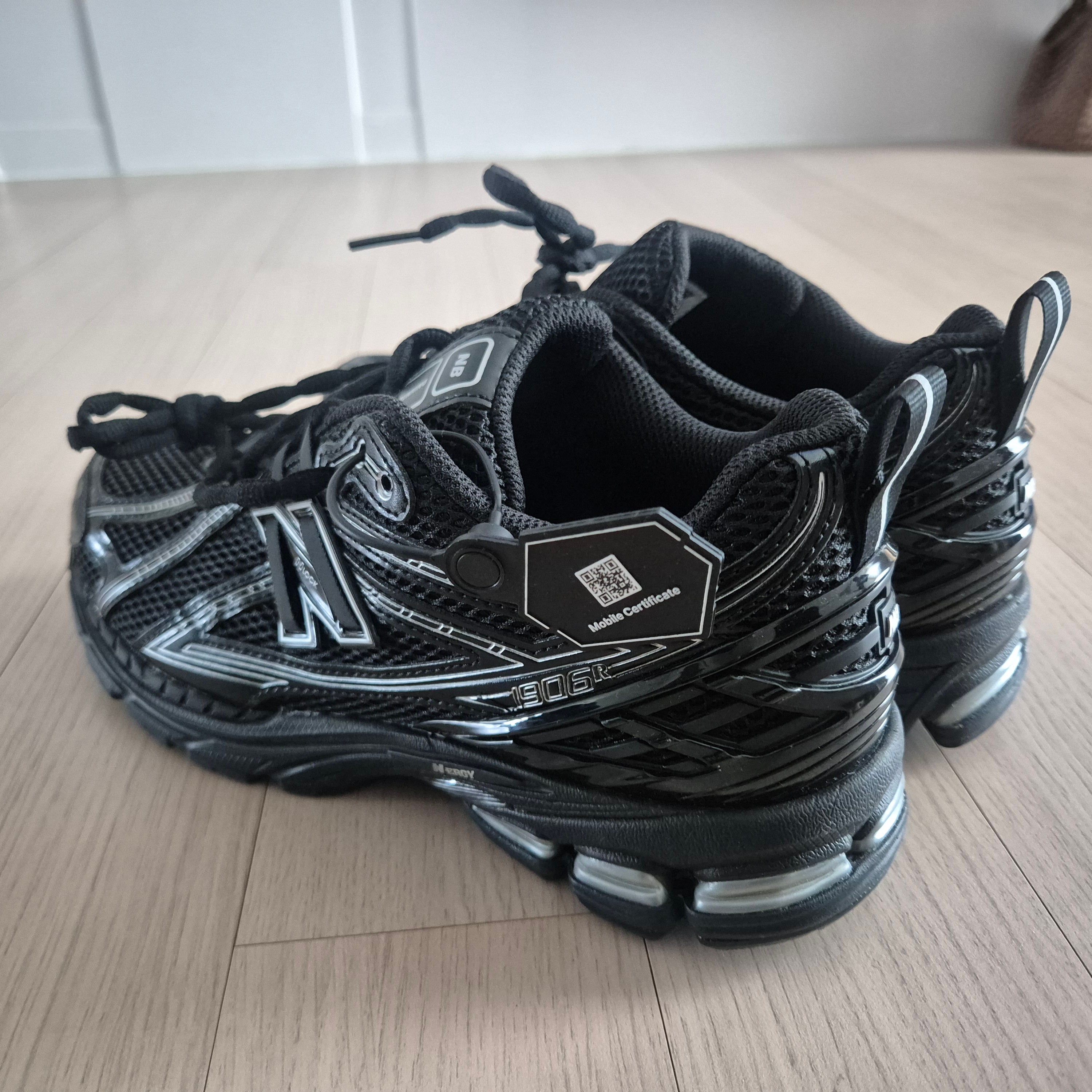 New Balance 1906R Black Silver Metallic 착용 스타일 - 2