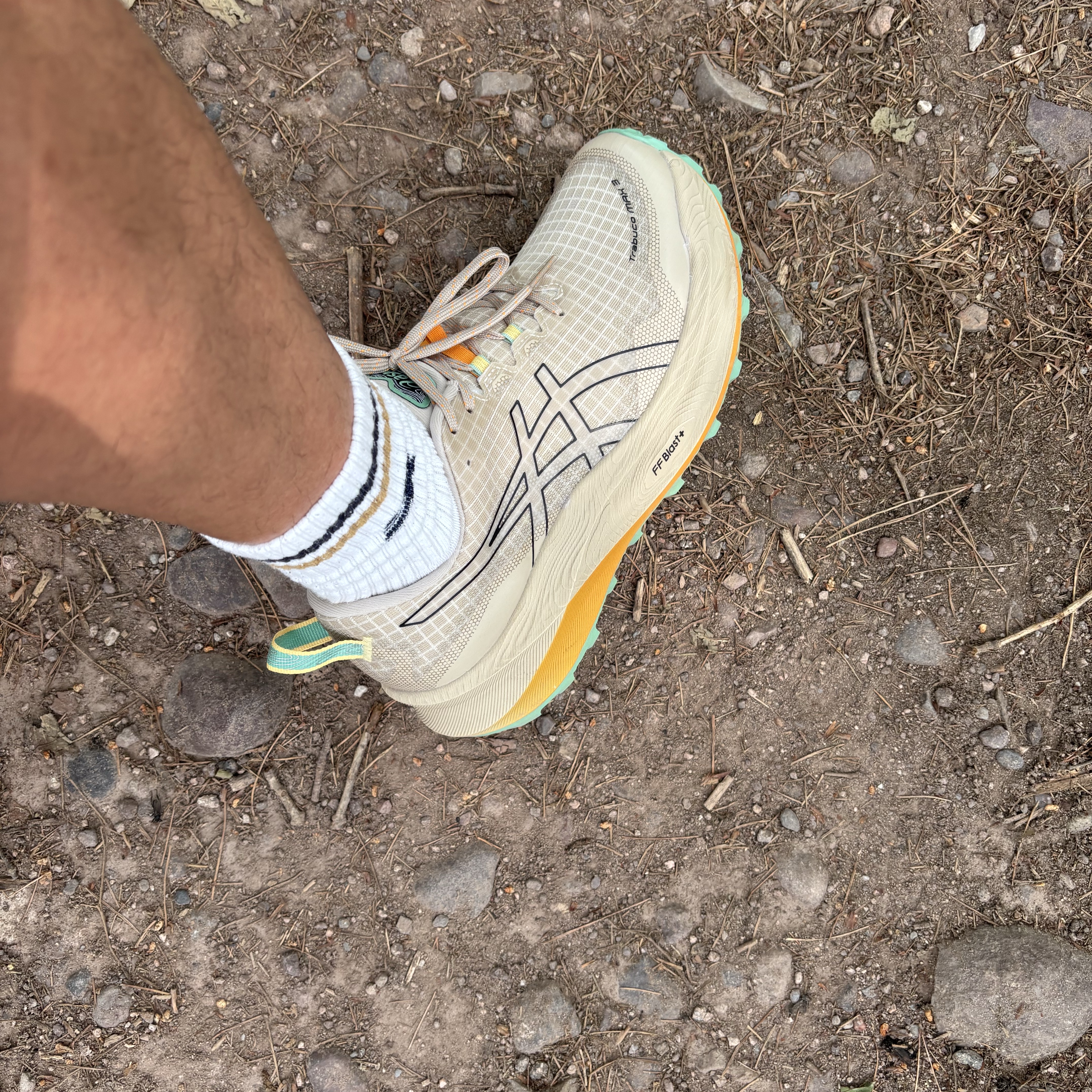 Asics Trabuco Max 3 Feather Grey Black 착용 스타일 - 1