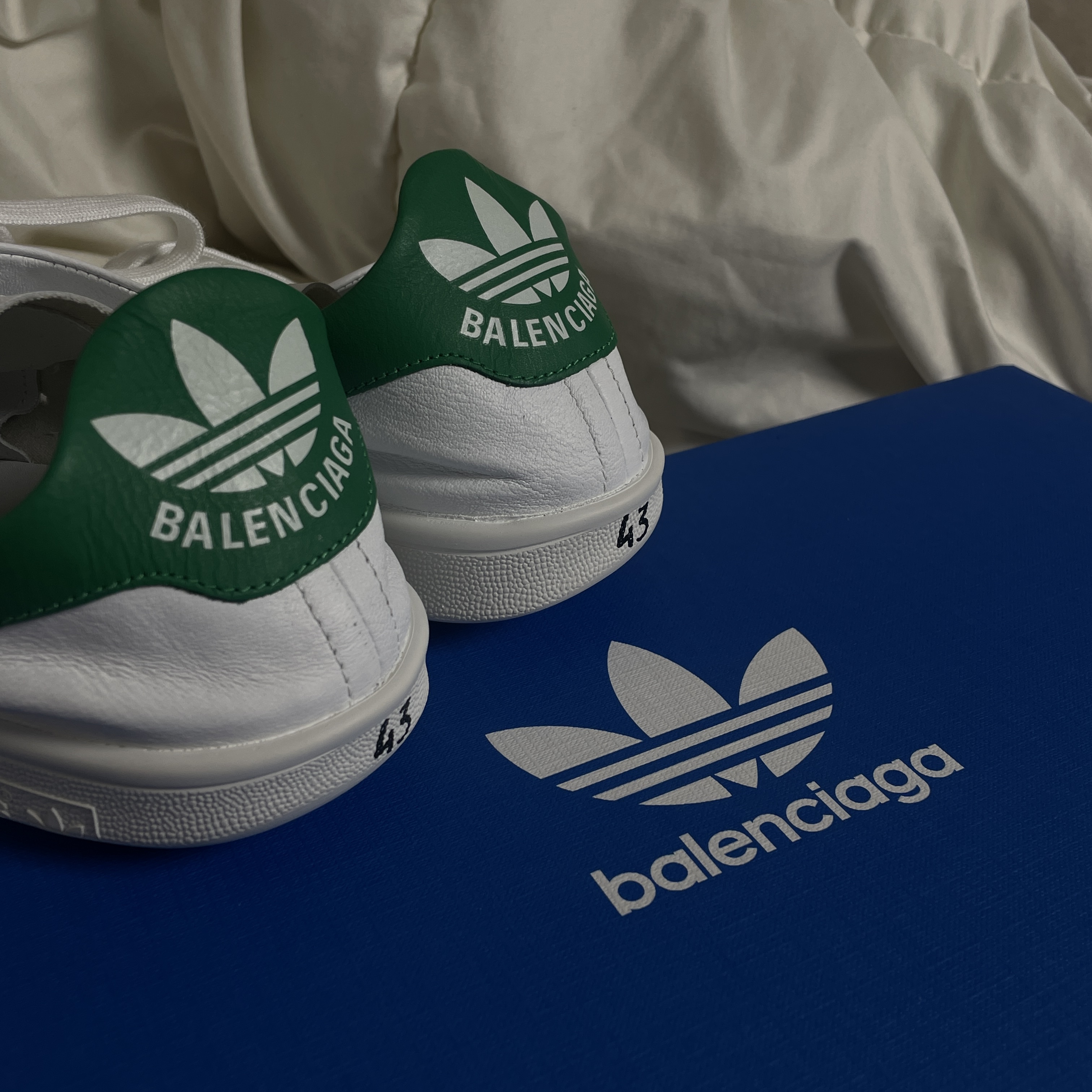 Balenciaga x Adidas Stan Smith Core White Green 착용 스타일 - 3