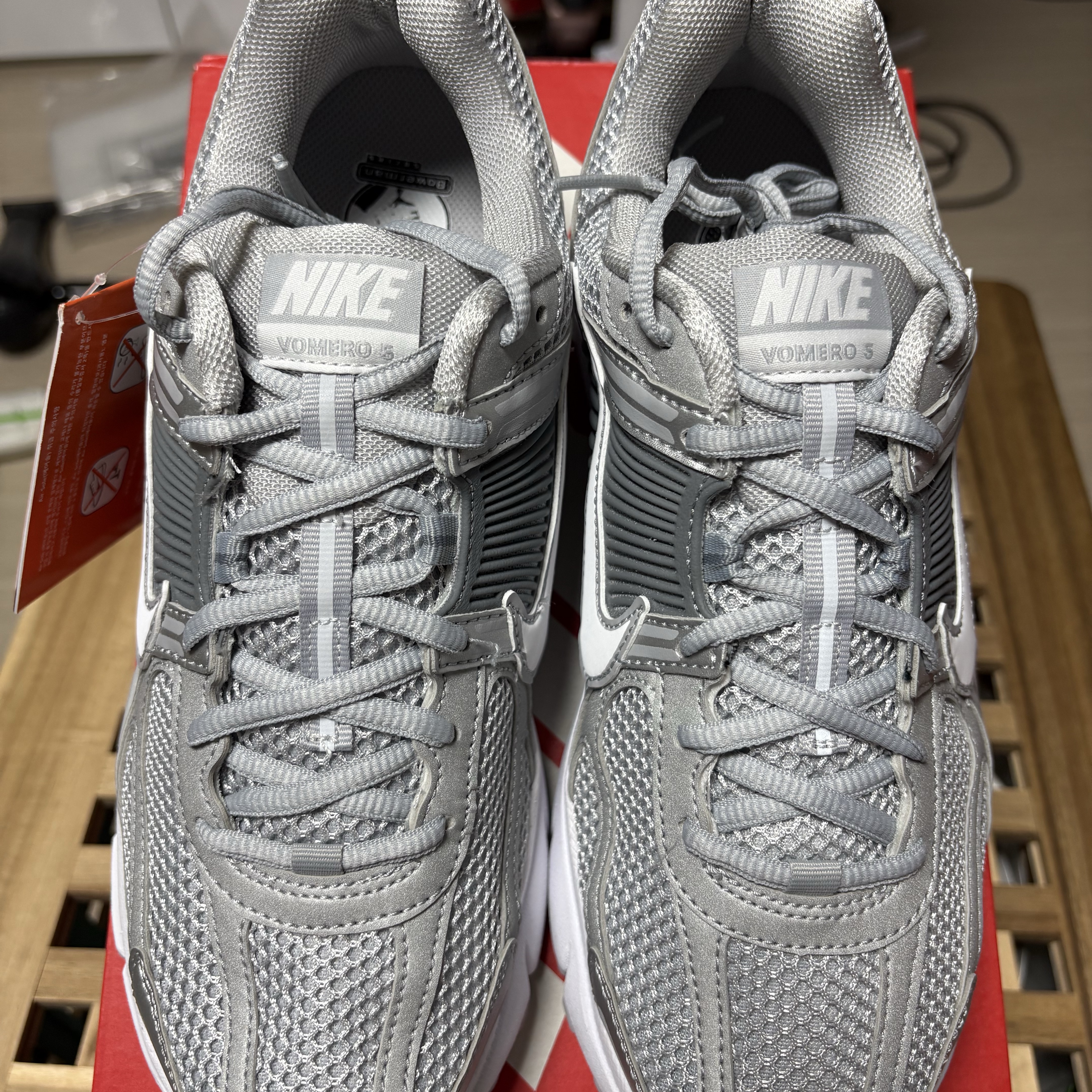 Nike Zoom Vomero 5 Wolf Grey White 착용 스타일 - 4