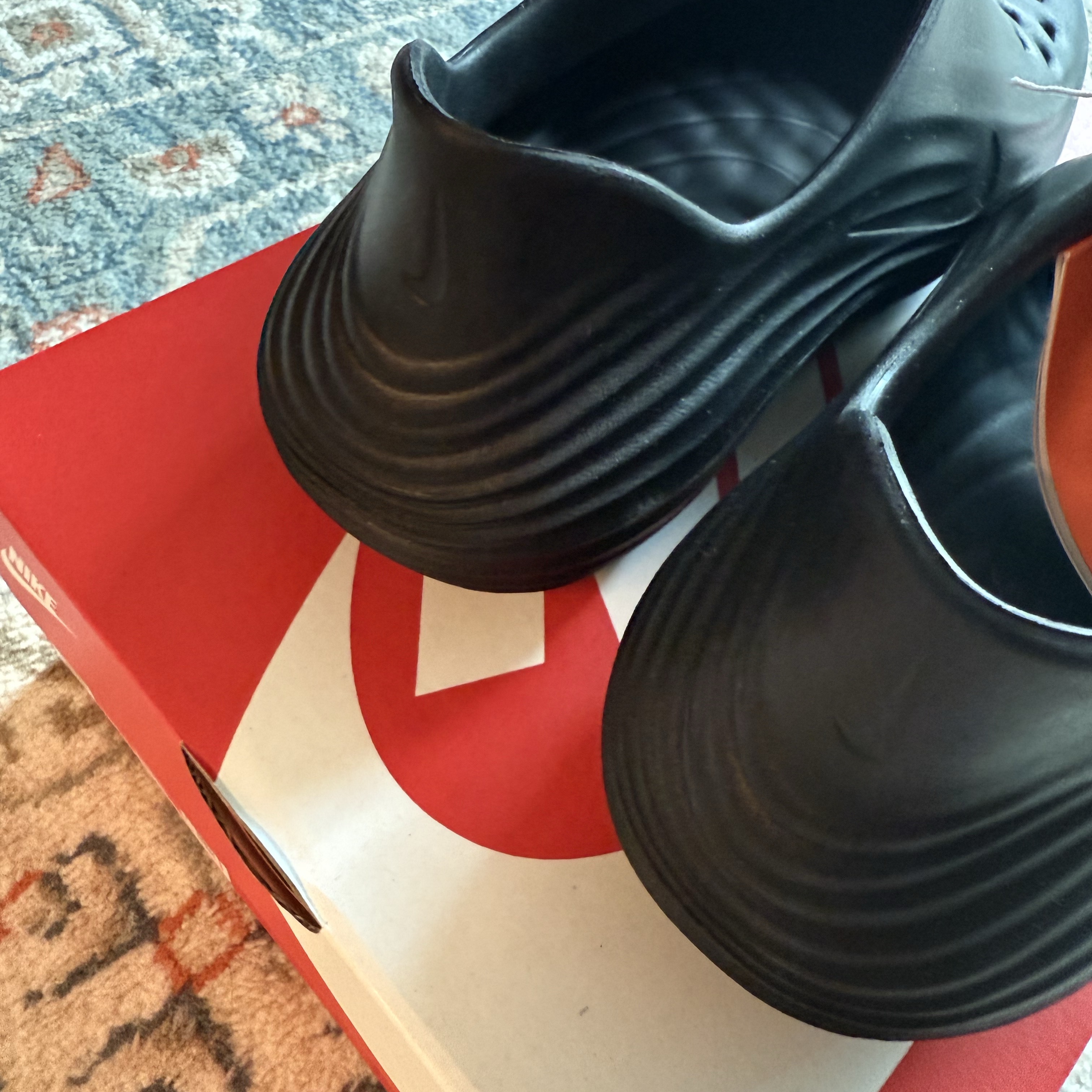 Nike ReactX Rejuven8 Triple Black 착용 스타일 - 5