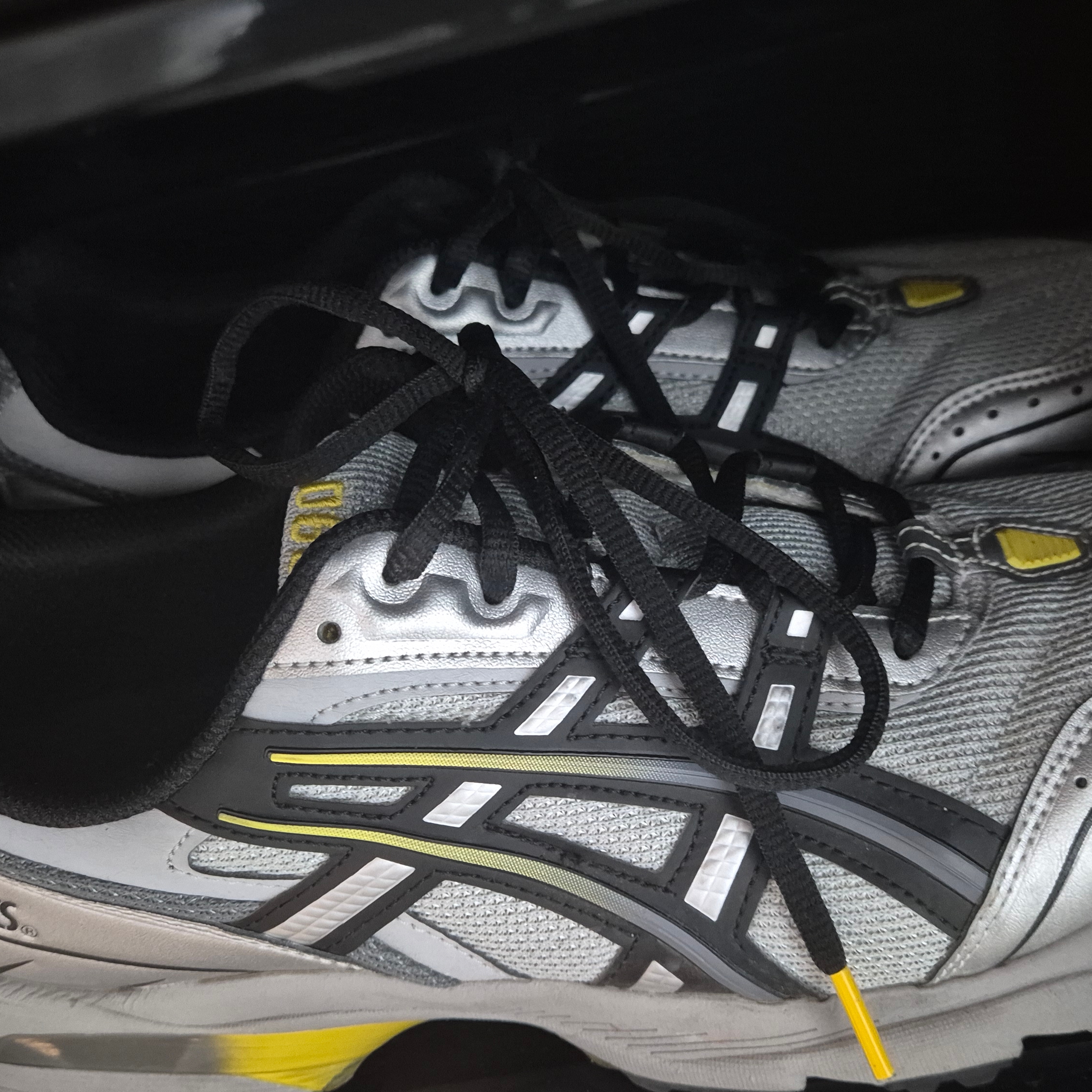 Asics Gel-1090 Mid Grey Black 착용 스타일