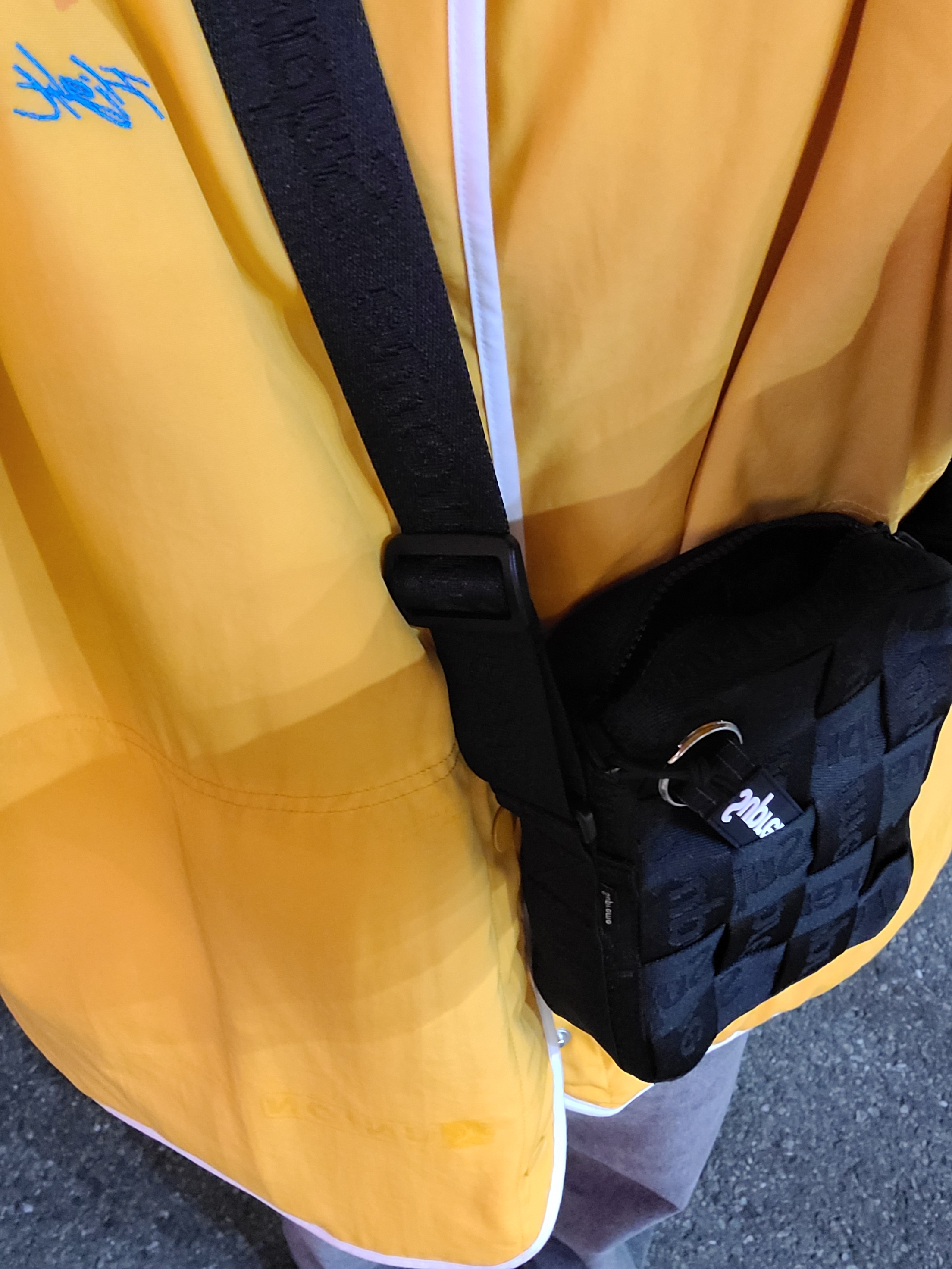 Jordan x Union Reversible Jacket Sport Gold - US/EU, Supreme Woven Shoulder Bag Black - 23SS 착용 스타일 - 3