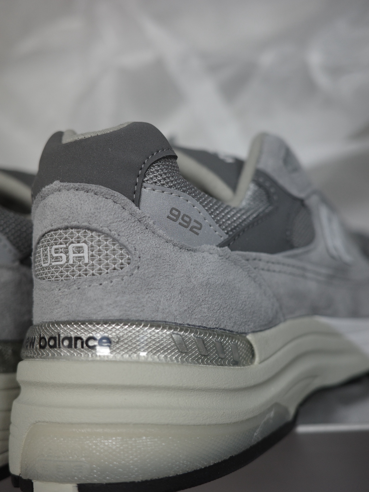New Balance 992 Made in USA Core Grey Silver Metallic 착용 스타일 - 4