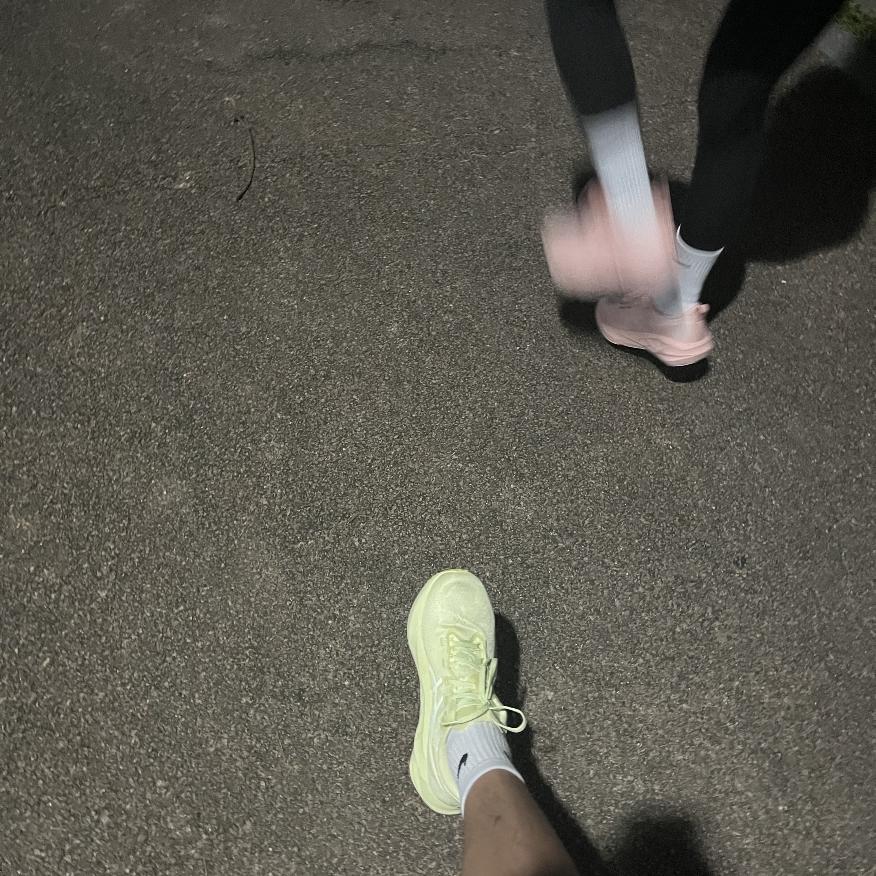 (W) Asics Novablast 5 Breeze White, Asics Novablast 5 Lite Show Huddle Yellow 착용 스타일 - 2